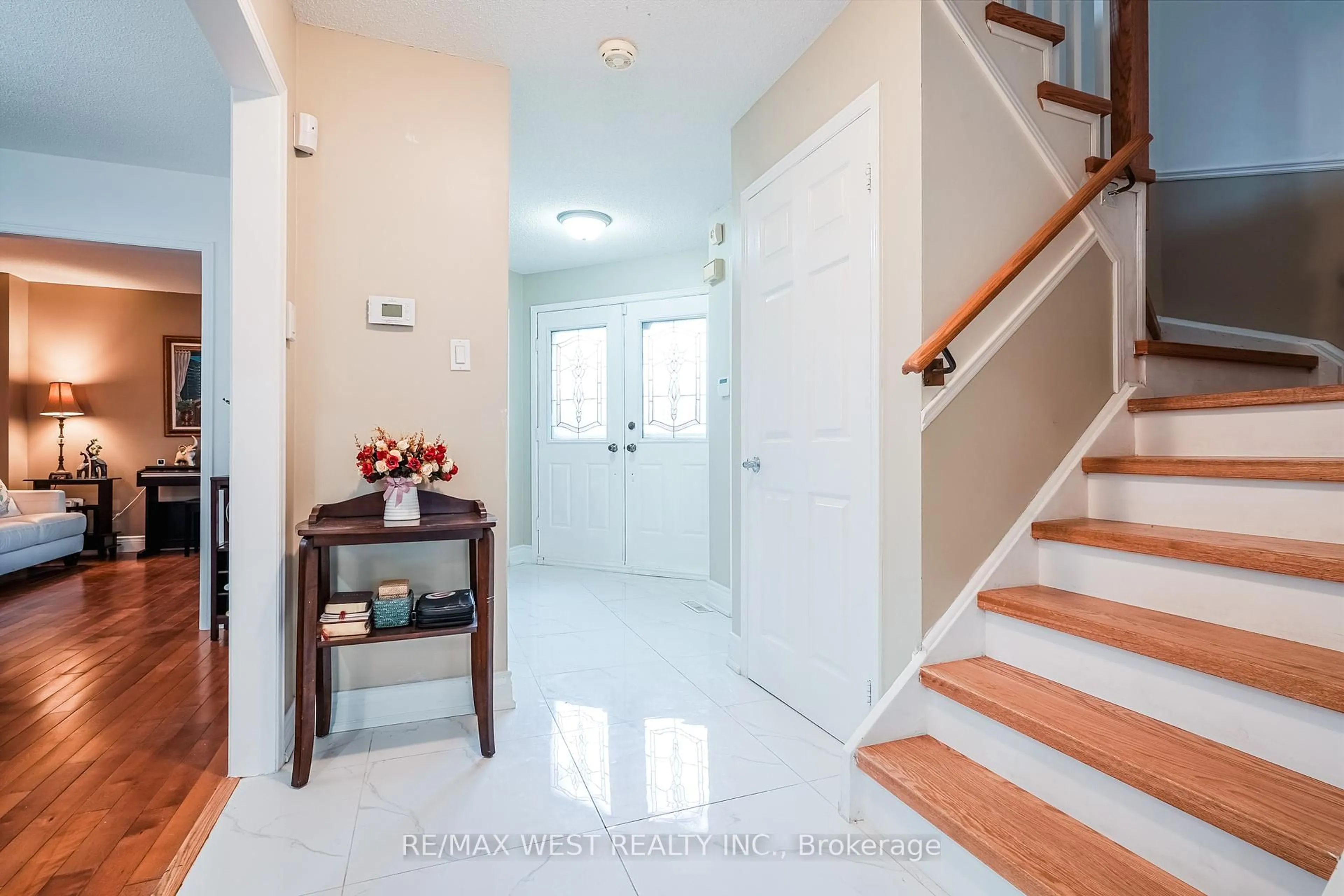 Indoor entryway for 760 Aspen Rd, Pickering Ontario L1V 3S3