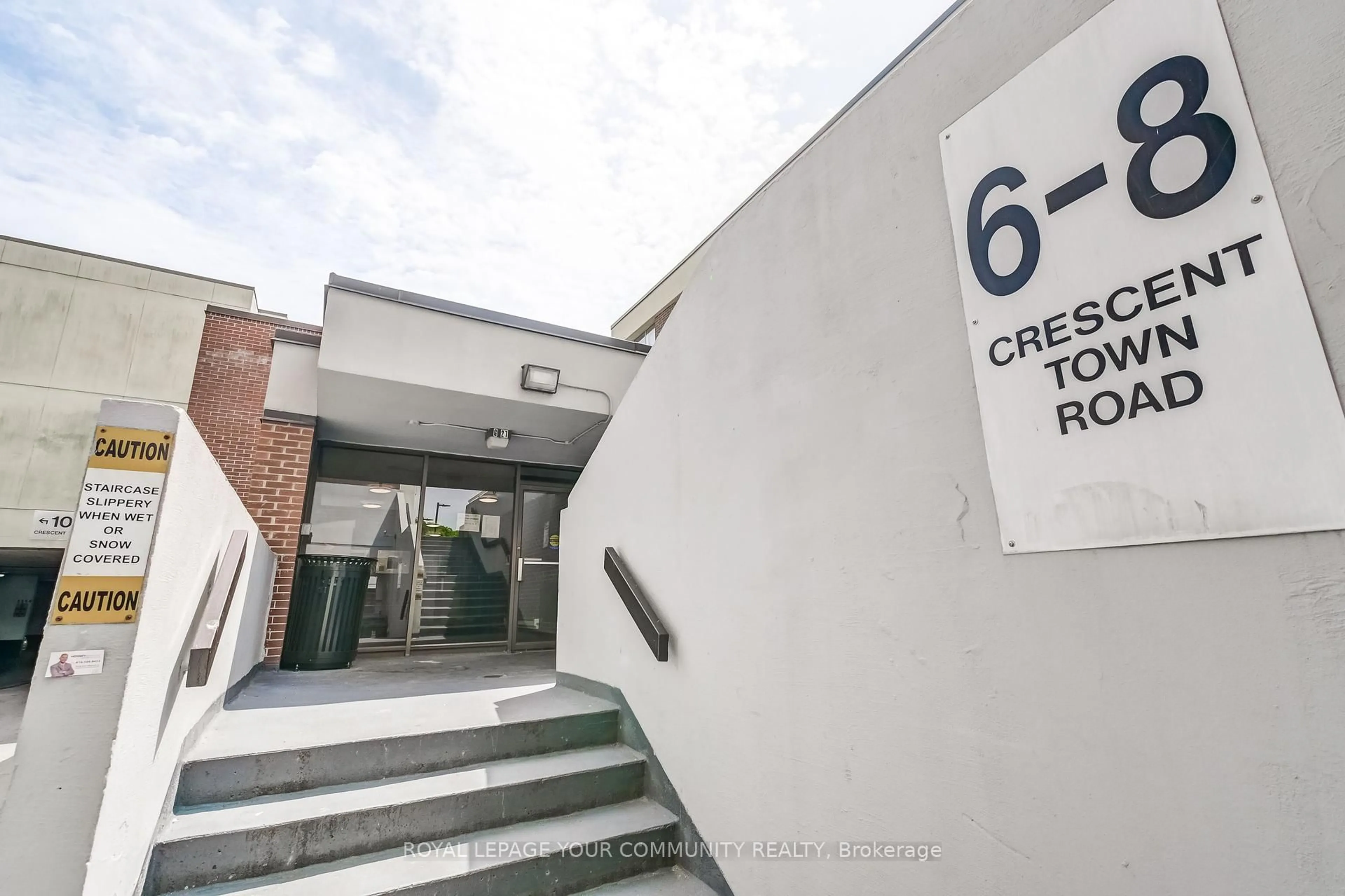 Indoor foyer for 6 Crescent Town Rd #406, Toronto Ontario M4C 5L3