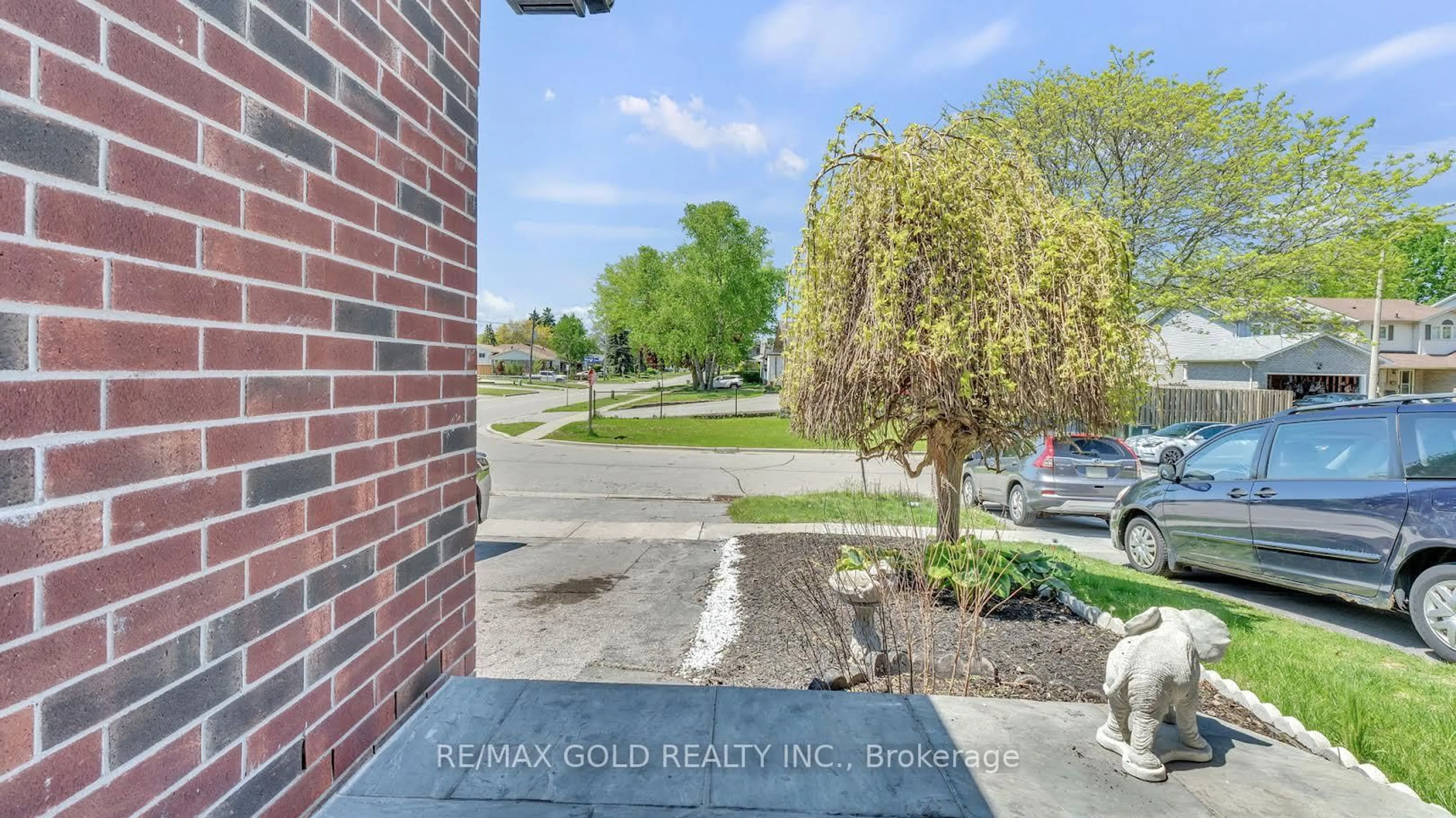 A pic from outside/outdoor area/front of a property/back of a property/a pic from drone, unknown for 1638 Norwill Cres, Oshawa Ontario L1G 7V2