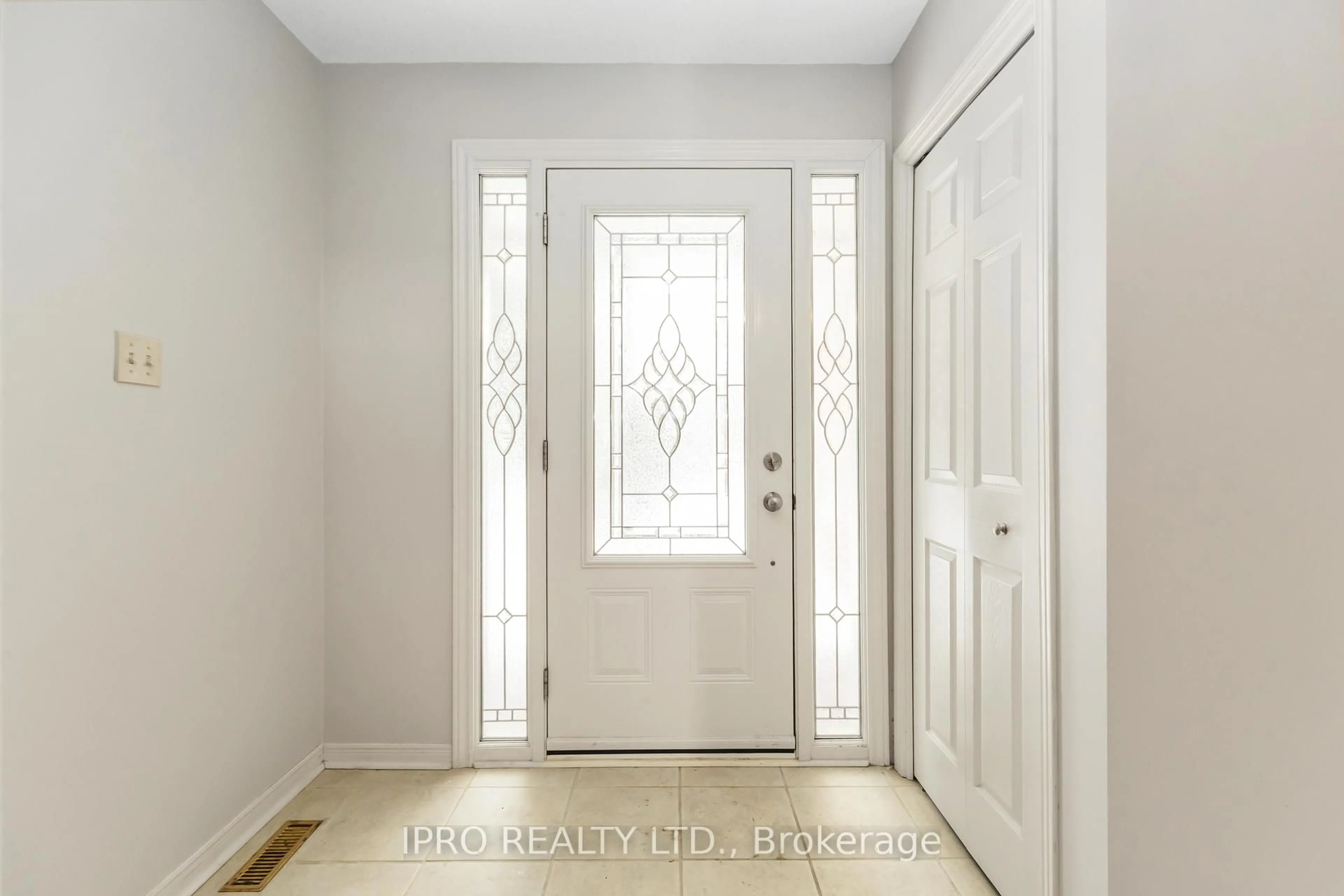 Indoor entryway for 8 Belmont Crt, Whitby Ontario L1N 7Z8