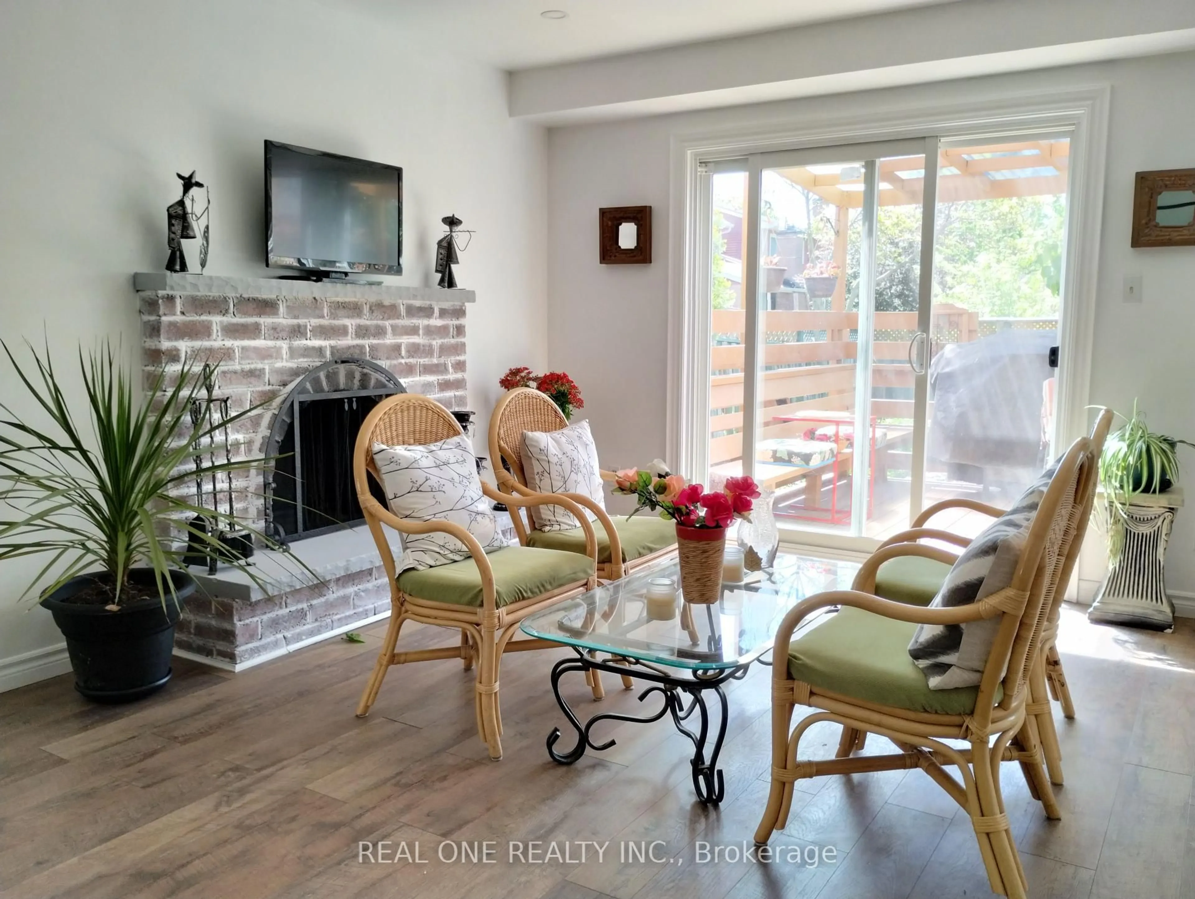 Living room with furniture, wood/laminate floor for 7 McCool Crt, Toronto Ontario M1V 2E3