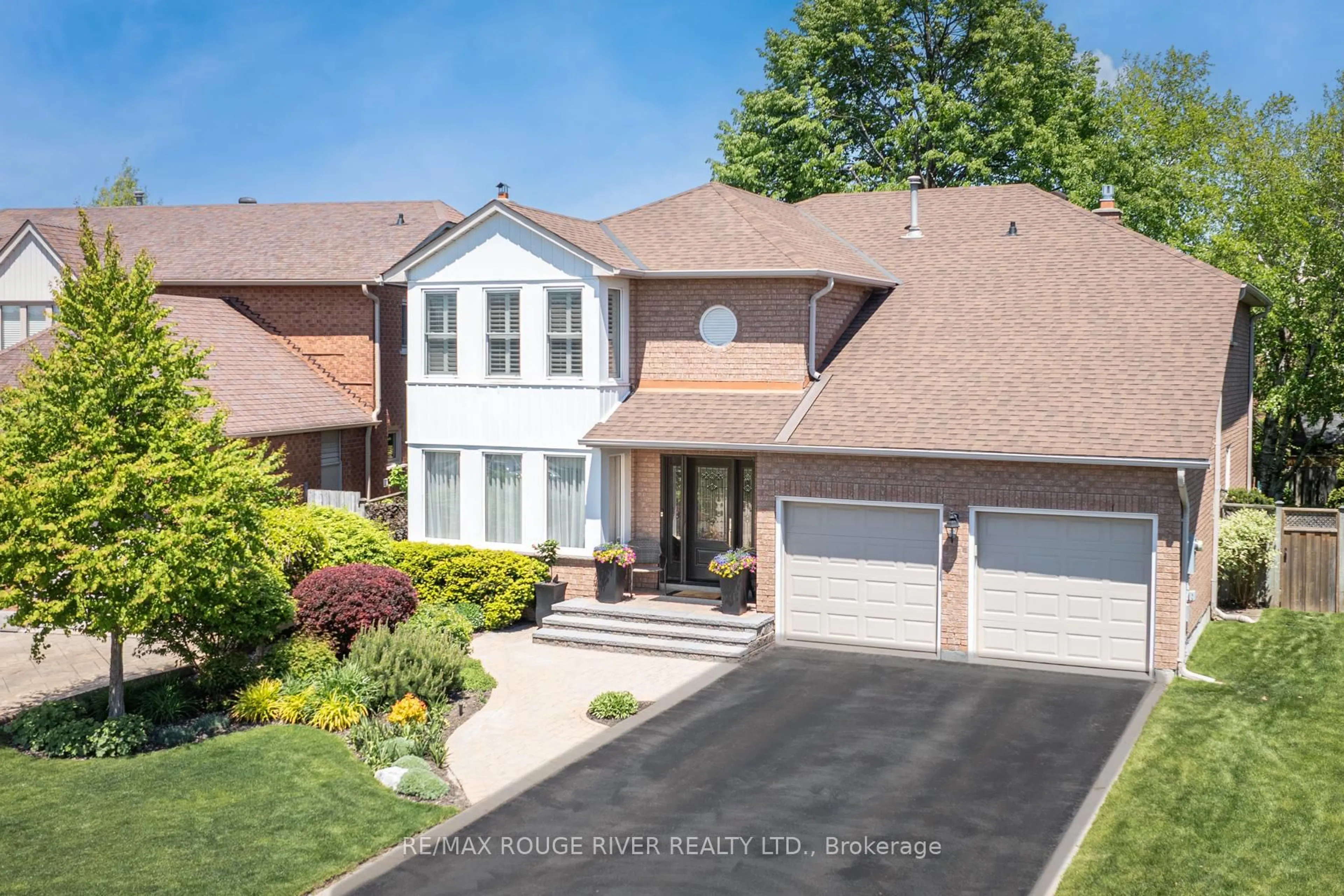A pic from outside/outdoor area/front of a property/back of a property/a pic from drone, street for 560 Ashfield Crt, Pickering Ontario L1V 4Y3