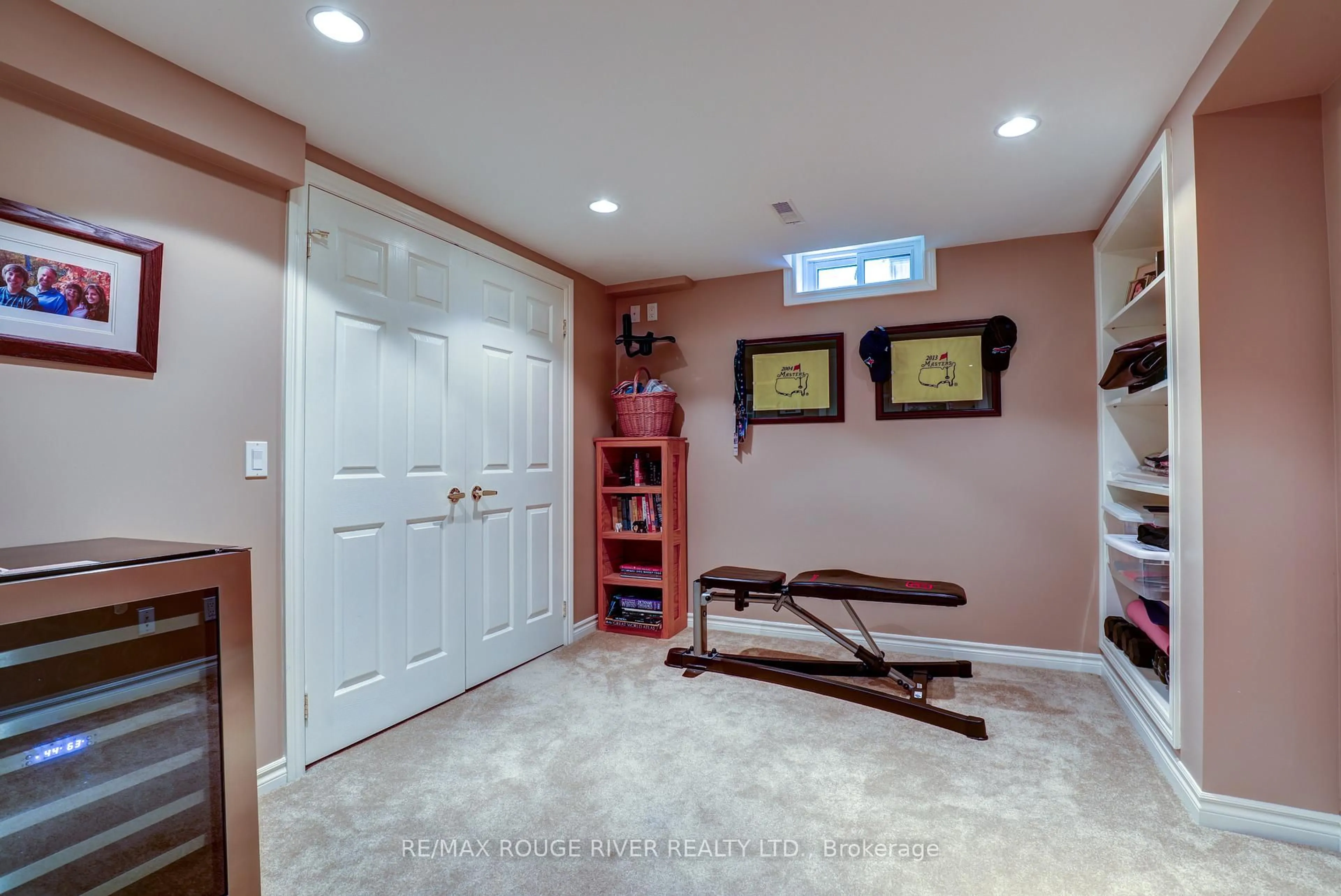 Indoor entryway for 560 Ashfield Crt, Pickering Ontario L1V 4Y3