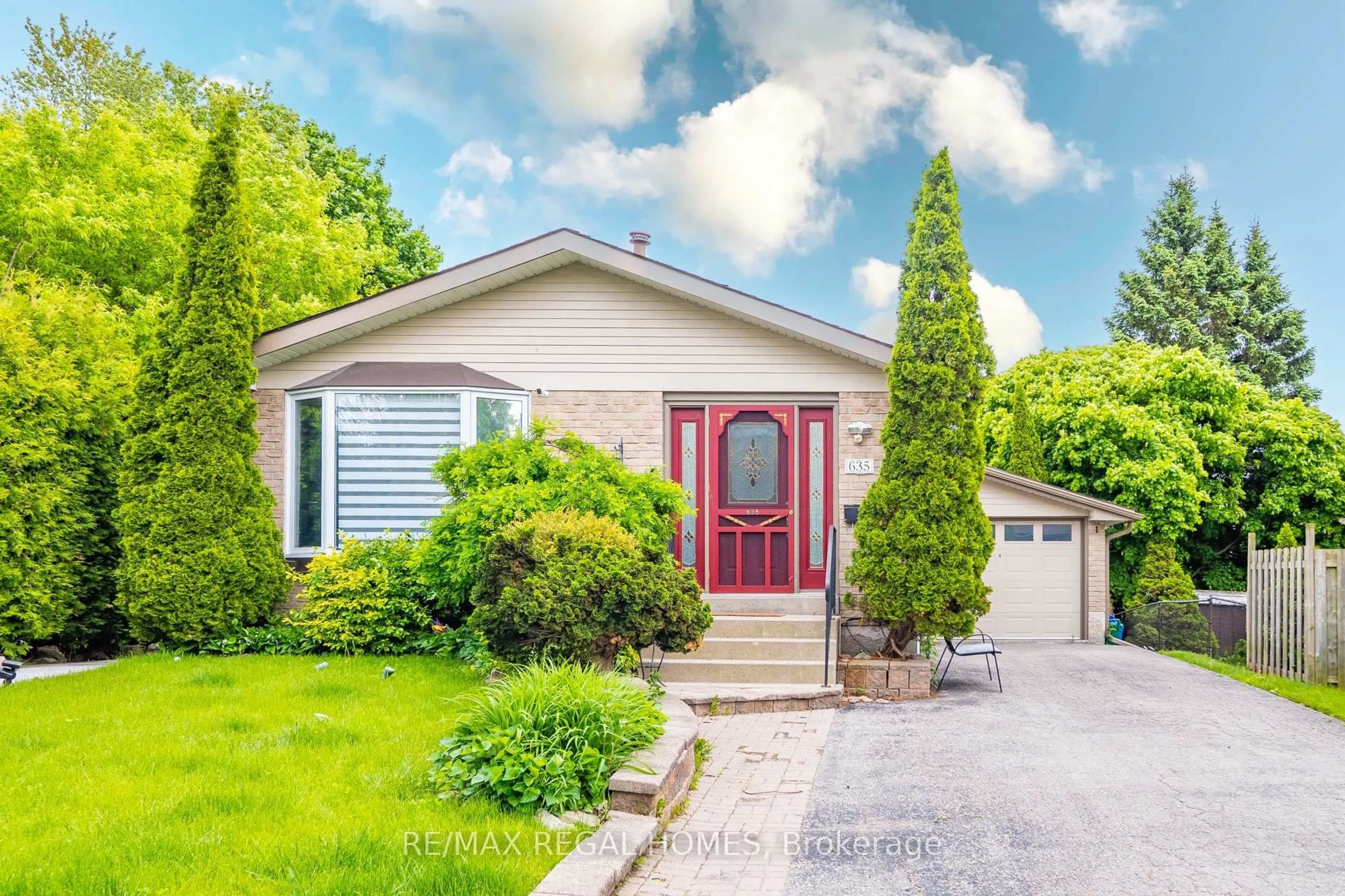 Home with vinyl exterior material, street for 635 Capilano Cres, Oshawa Ontario L1H 7V3