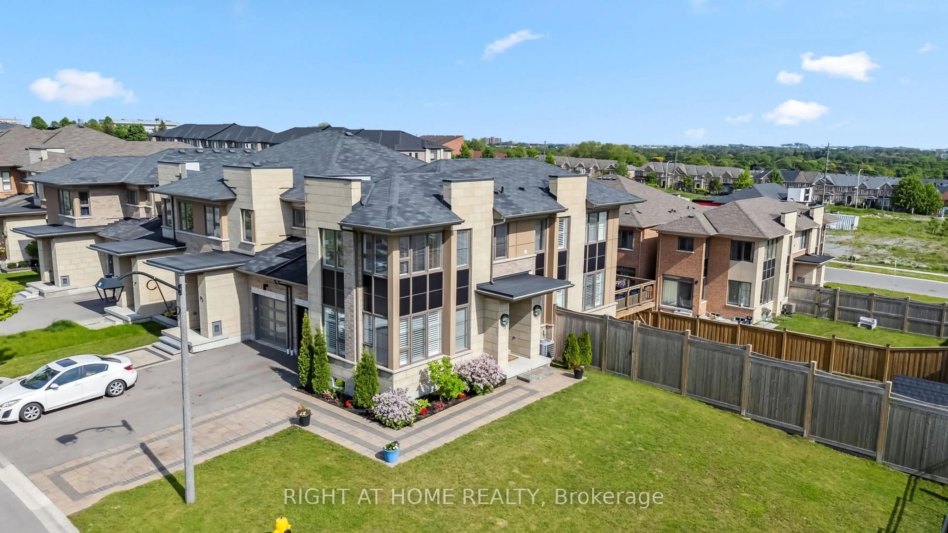 A pic from outside/outdoor area/front of a property/back of a property/a pic from drone, unknown for 95 Barrister Ave, Whitby Ontario L1R 0N3