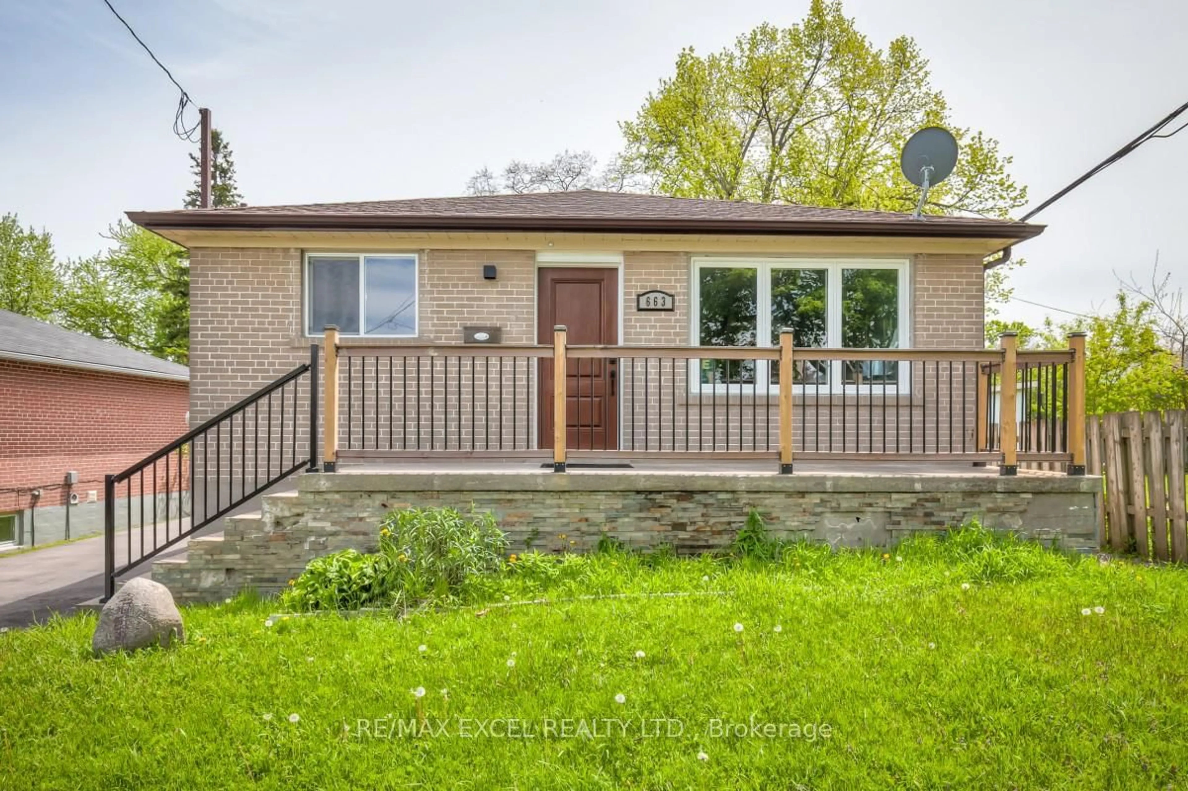Patio, unknown for 663 Lakeview Ave, Oshawa Ontario L1J 1B2