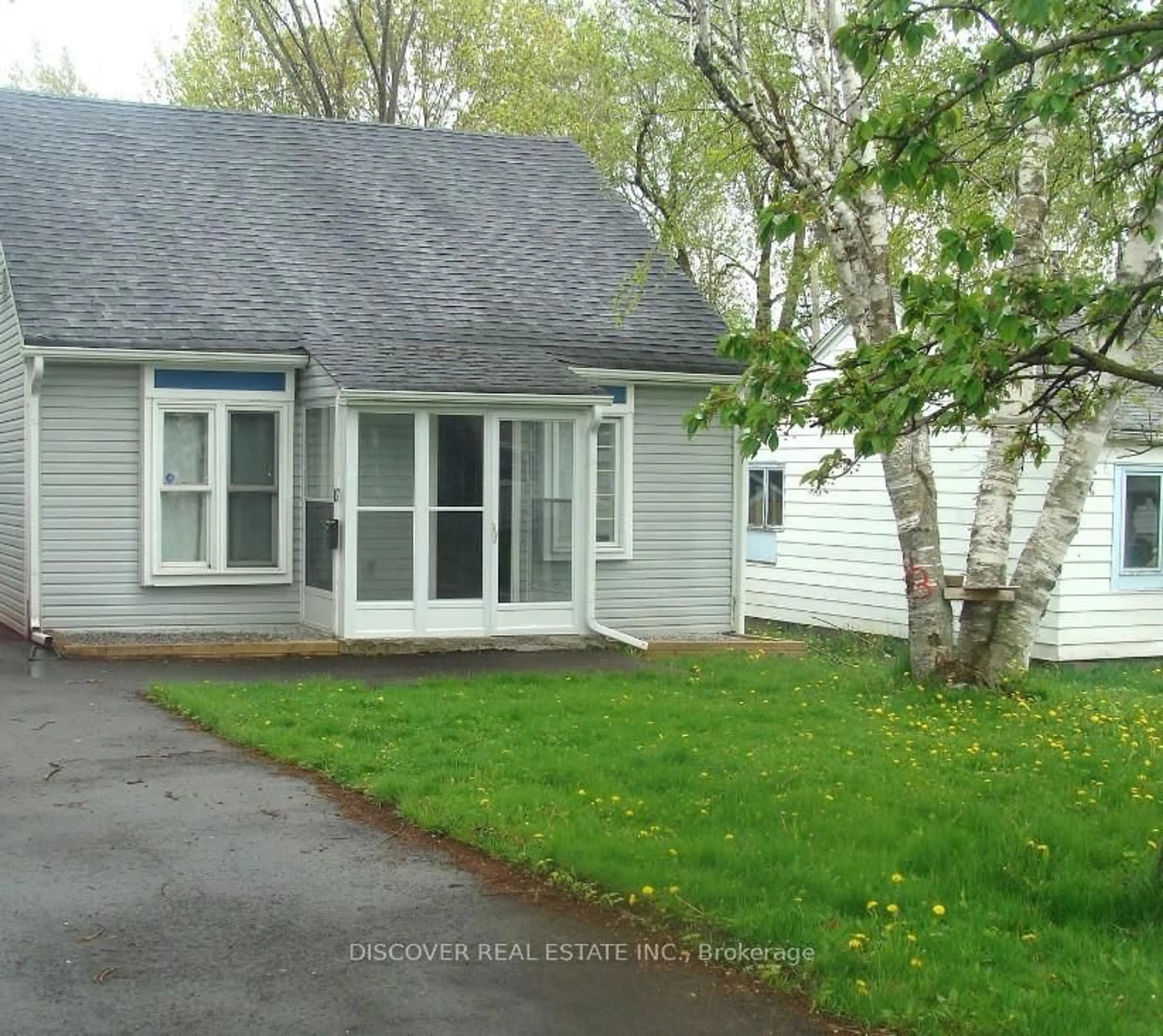 Home with vinyl exterior material, street for 19 York St, Ajax Ontario L1S 1S7