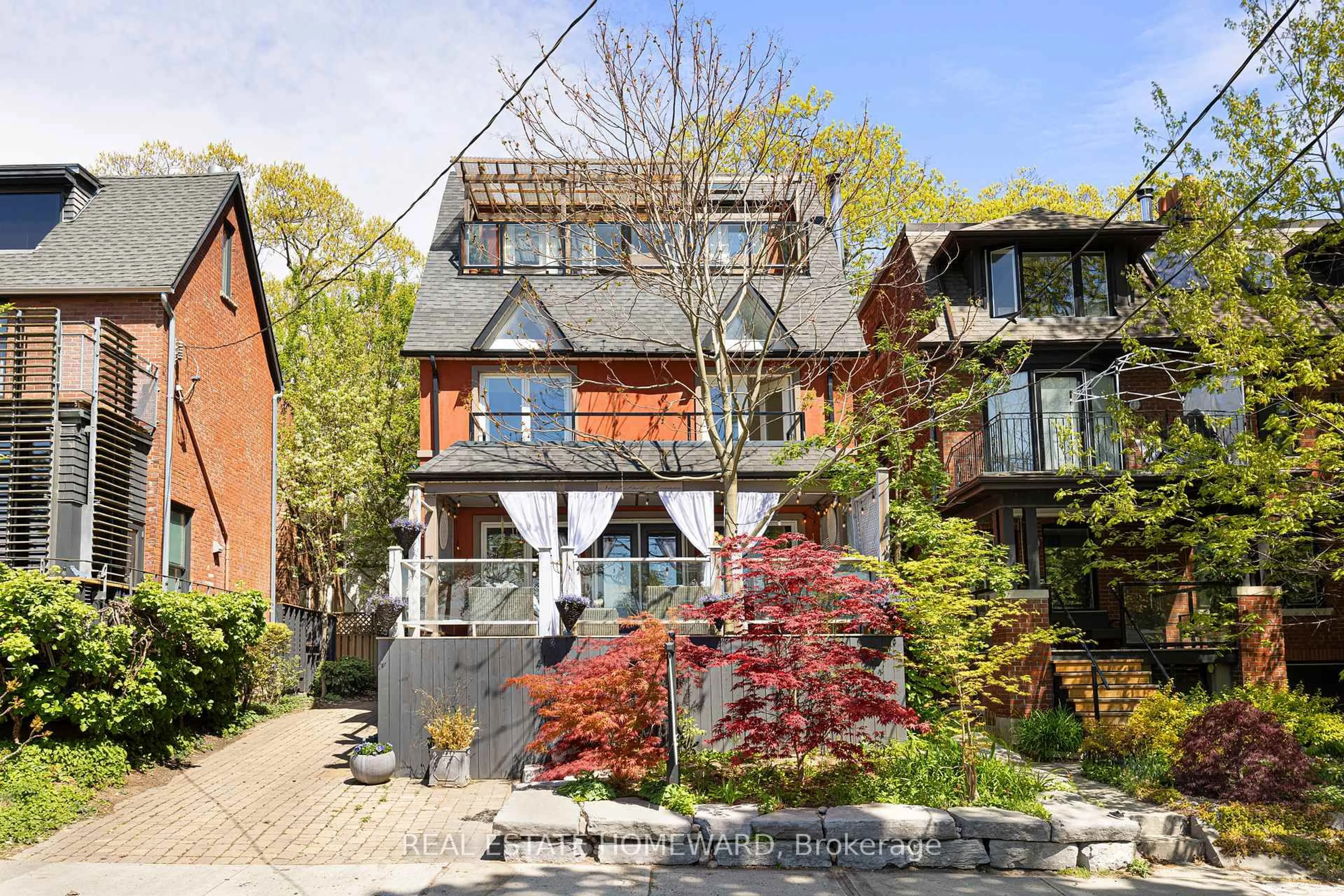 Home with brick exterior material, street for 2 Park Ave, Toronto Ontario M4E 1B6
