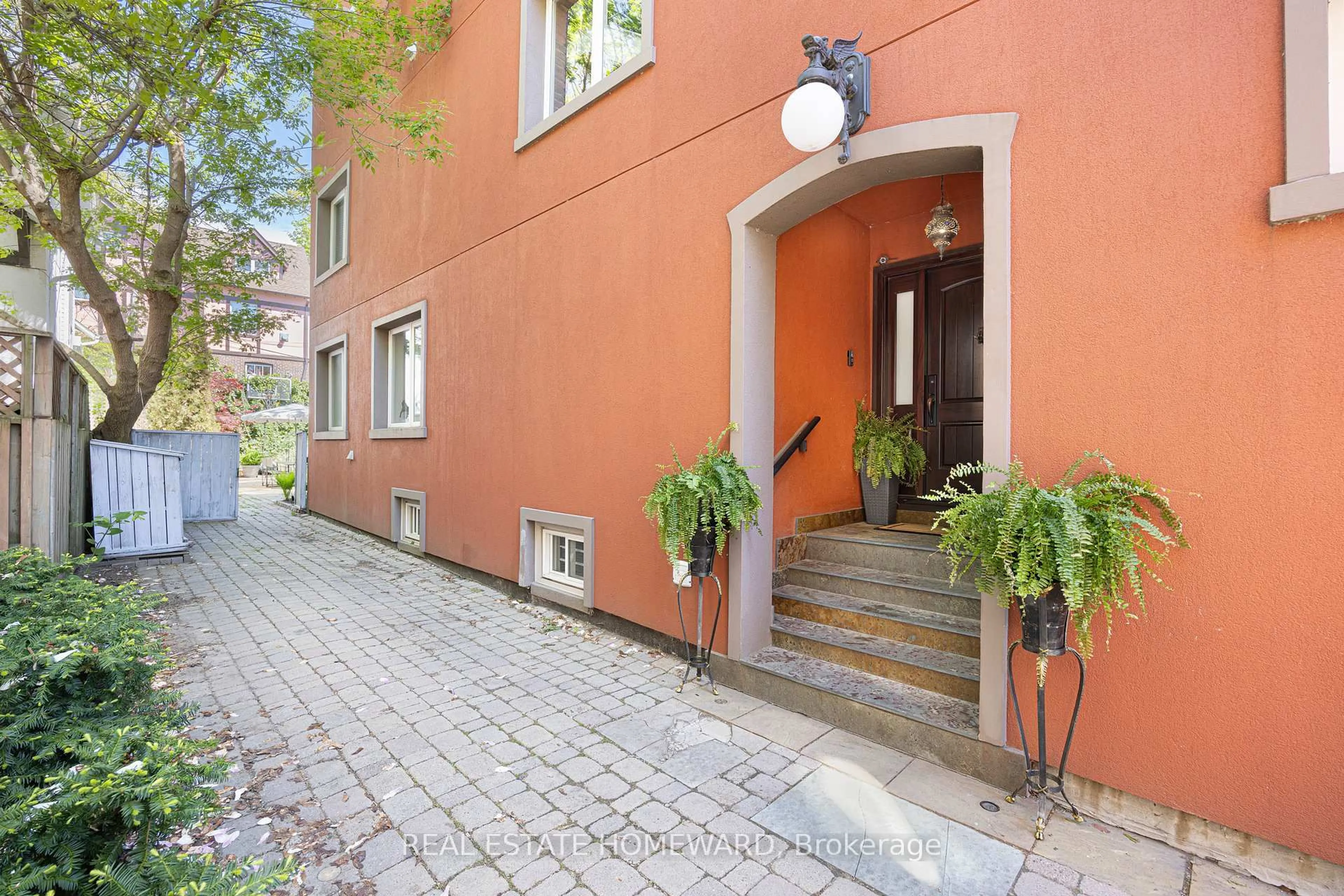 Patio, street for 2 Park Ave, Toronto Ontario M4E 1B6