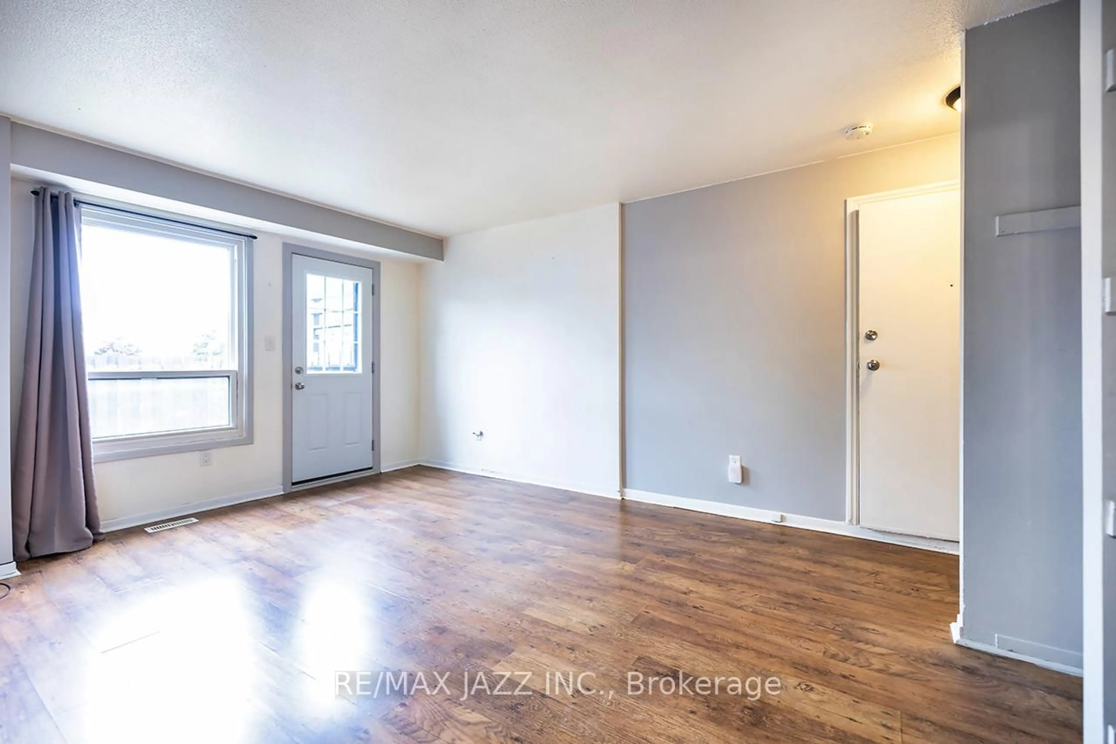 A pic of a room for 960 Glen St #81, Oshawa Ontario L1J 6E8