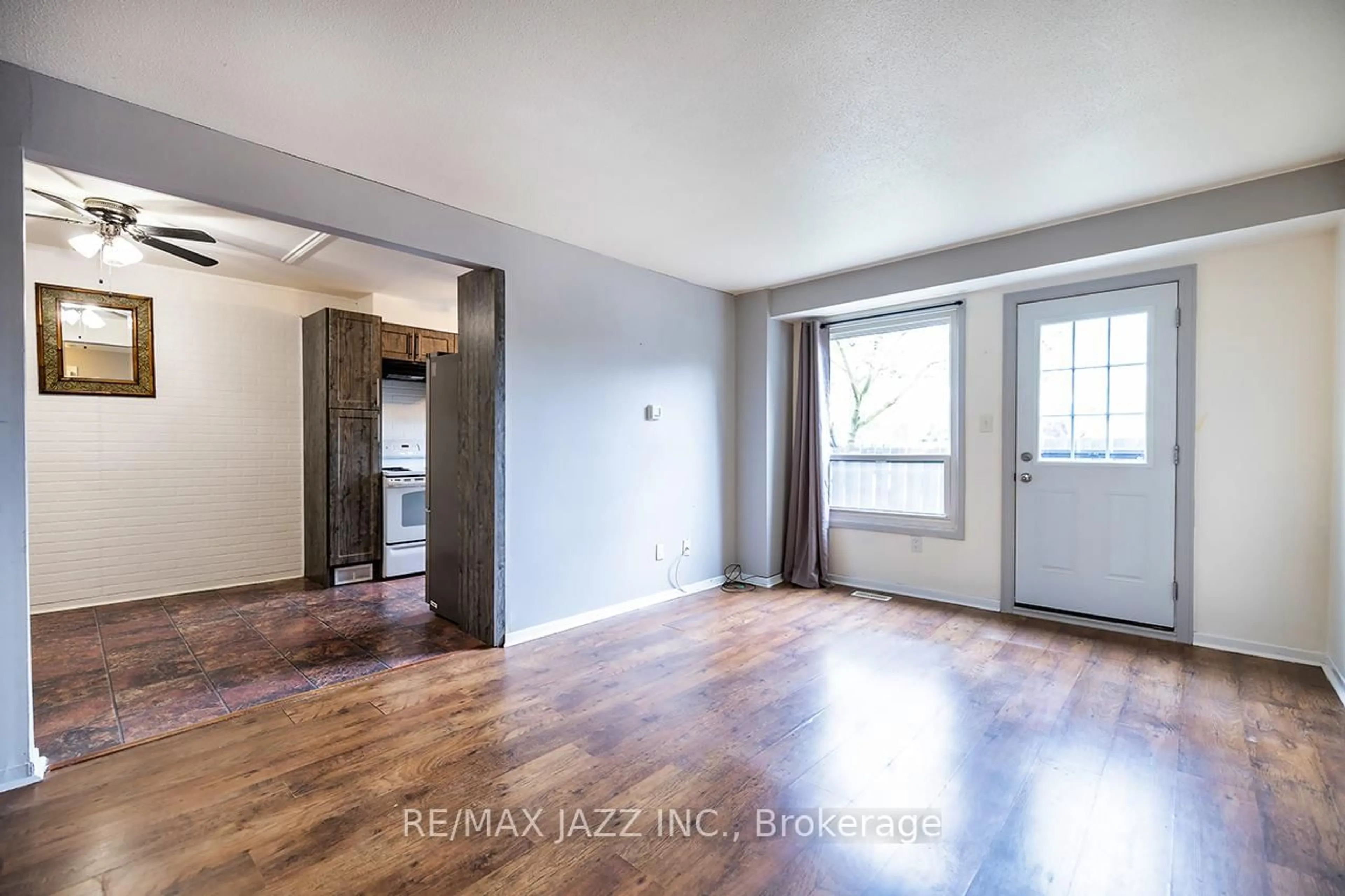 A pic of a room for 960 Glen St #81, Oshawa Ontario L1J 6E8