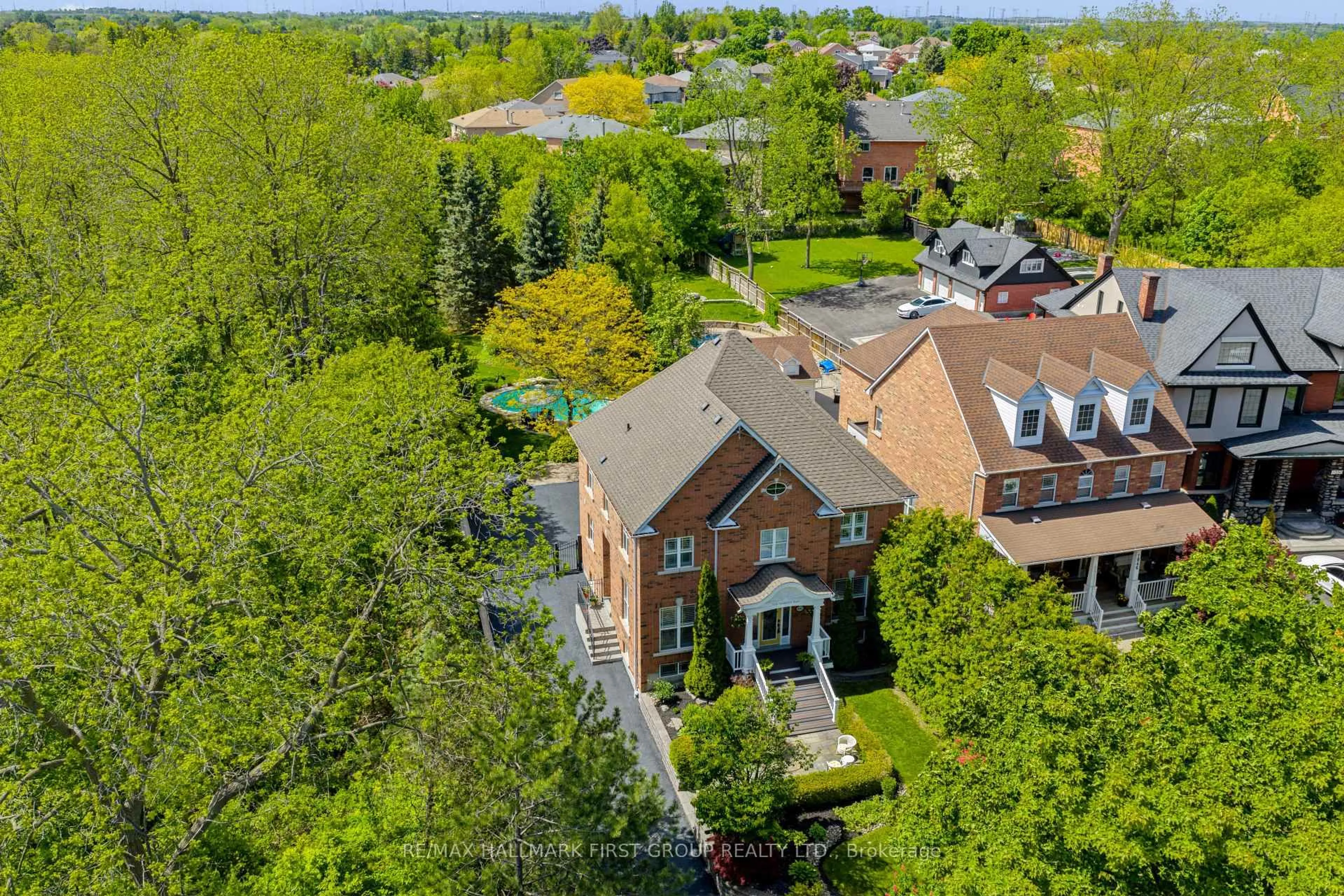 A pic from outside/outdoor area/front of a property/back of a property/a pic from drone, street for 1042 Dunbarton Rd, Pickering Ontario L1V 1G8
