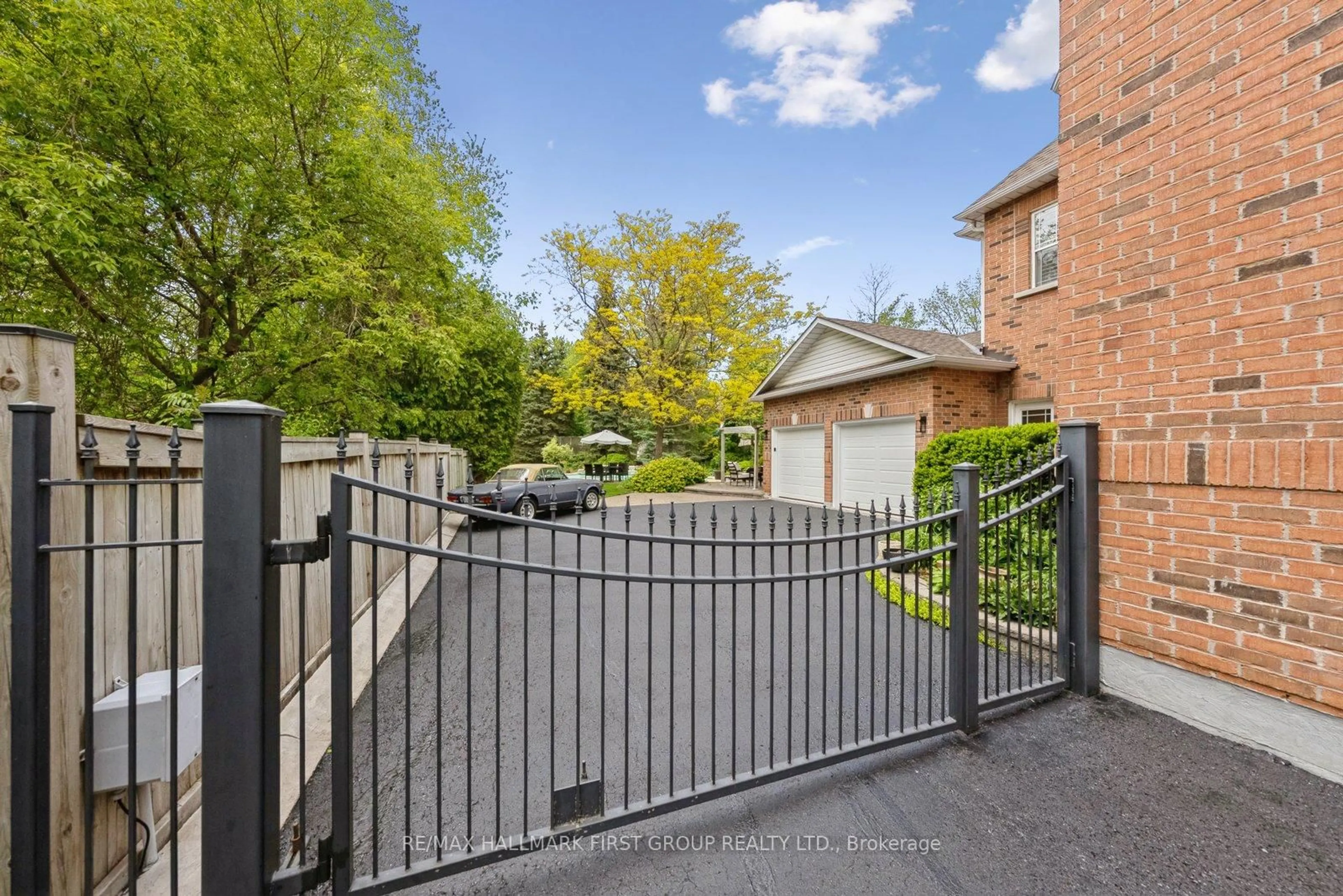 A pic from outside/outdoor area/front of a property/back of a property/a pic from drone, street for 1042 Dunbarton Rd, Pickering Ontario L1V 1G8