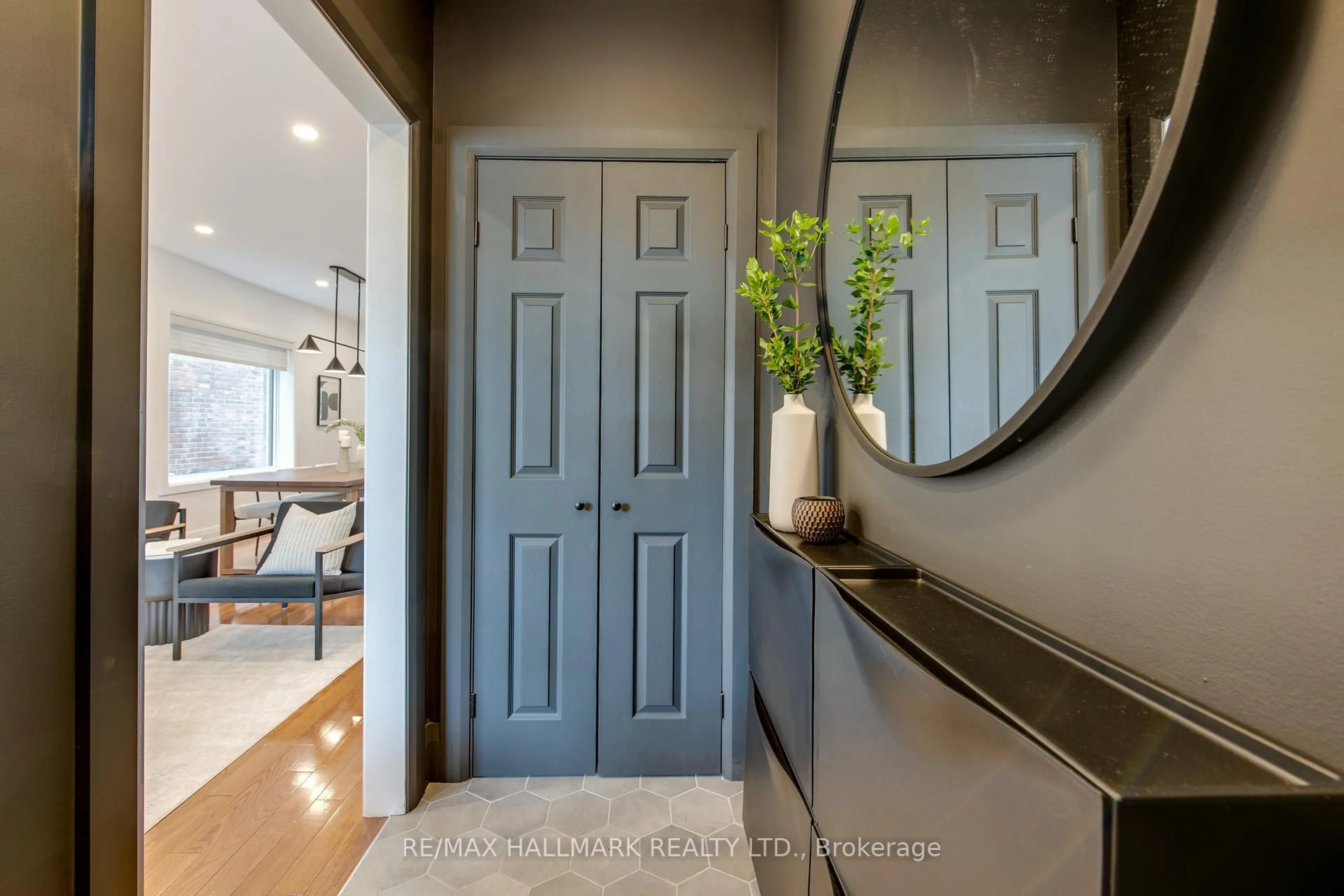 Indoor entryway for 93 Wolverleigh Blvd, Toronto Ontario M4J 1R8