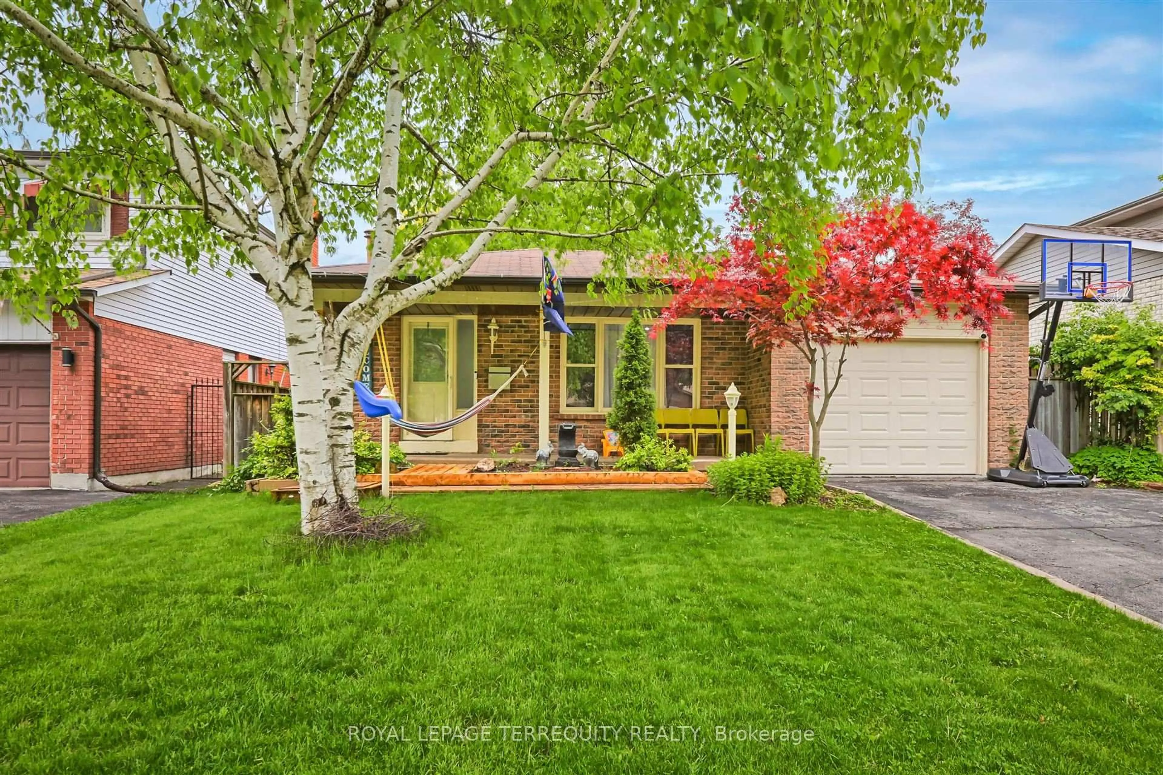 Home with vinyl exterior material, street for 1170 Trillium Crt, Oshawa Ontario L1G 7M2