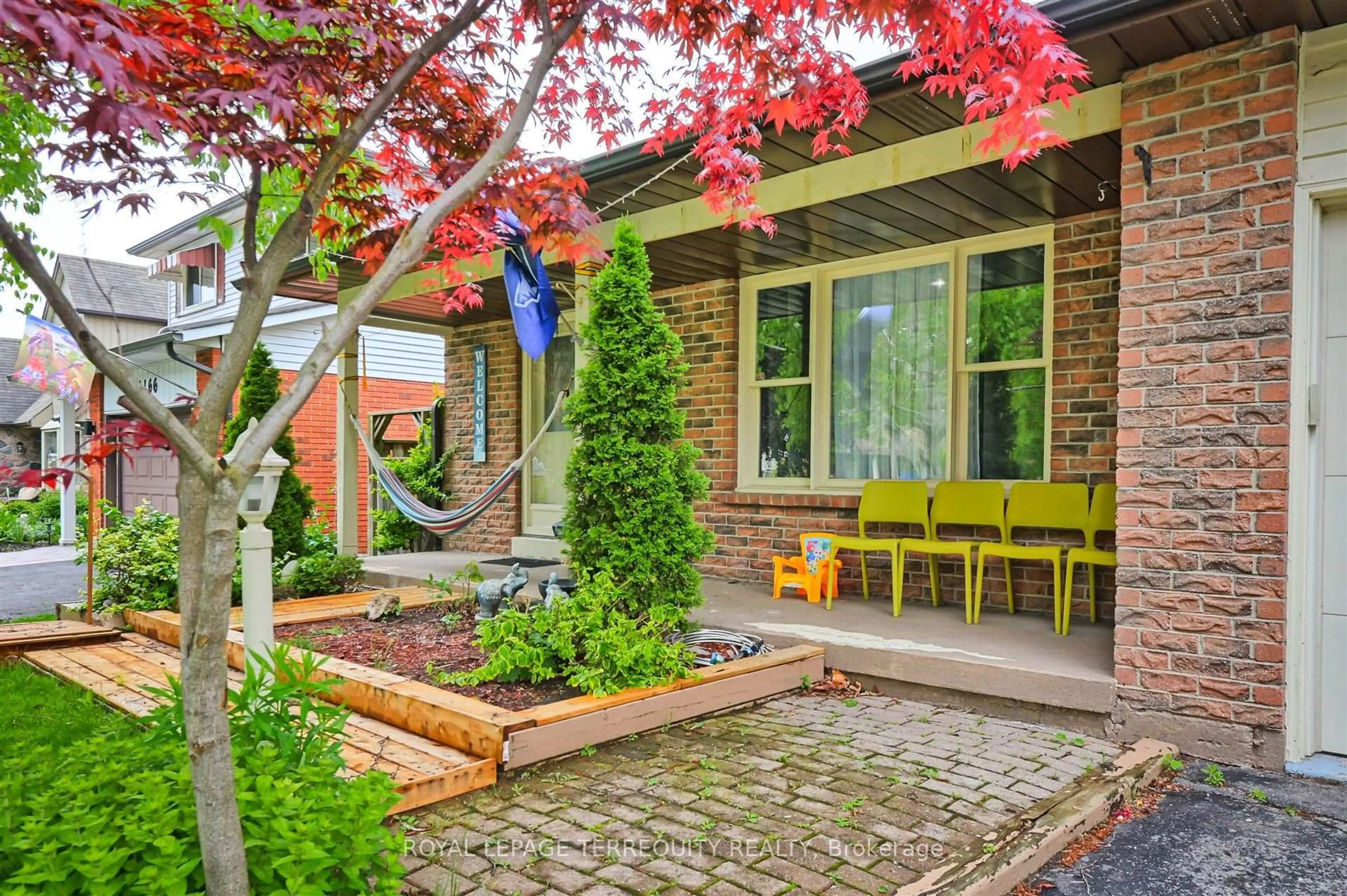Patio, street for 1170 Trillium Crt, Oshawa Ontario L1G 7M2