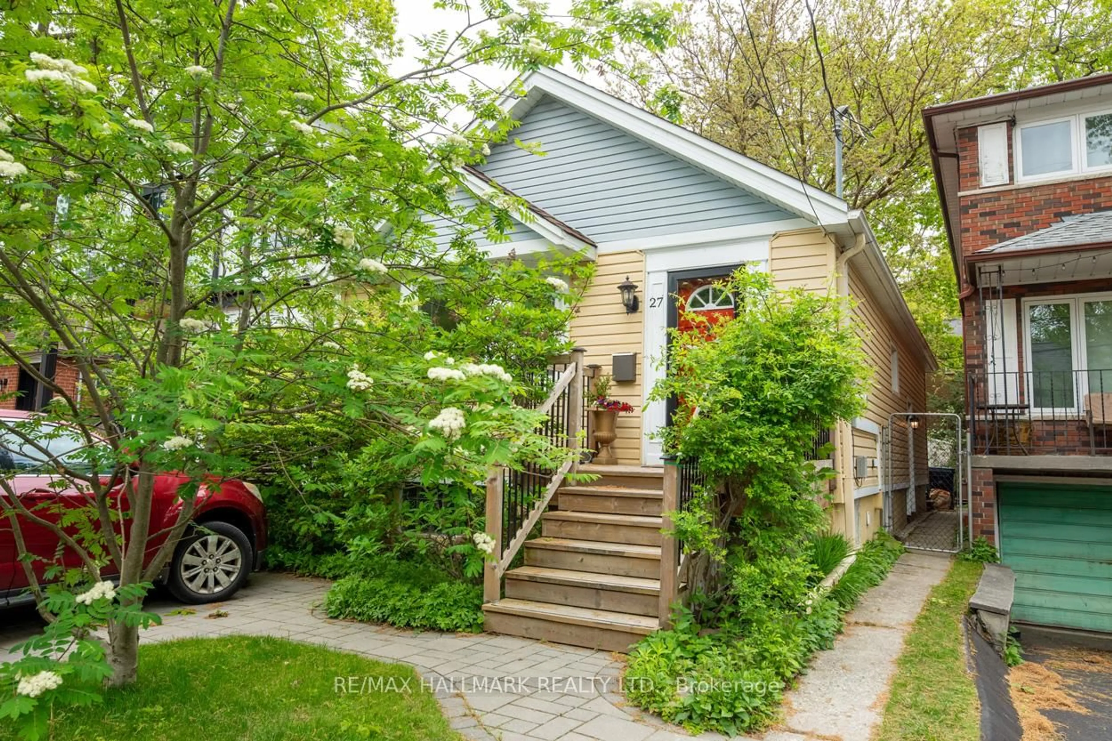 Unknown for 27 Queensbury Ave, Toronto Ontario M1N 2X8