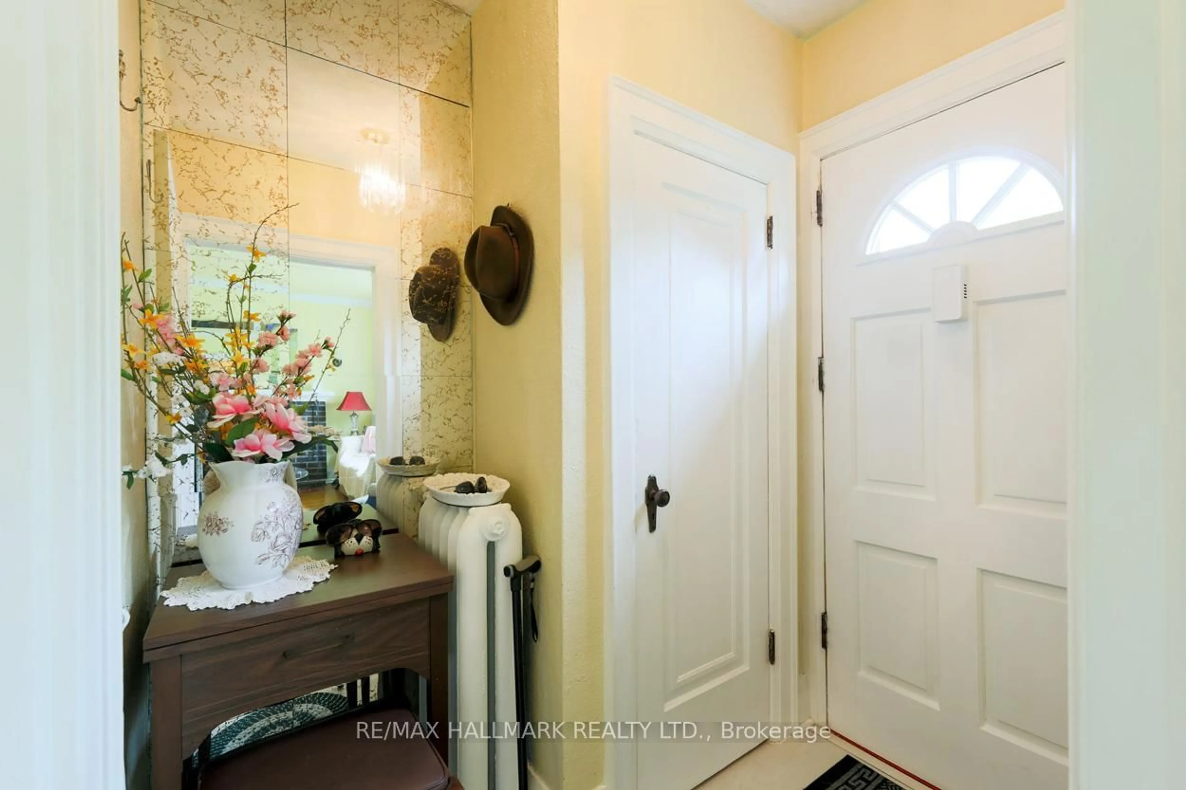 Indoor entryway for 27 Queensbury Ave, Toronto Ontario M1N 2X8