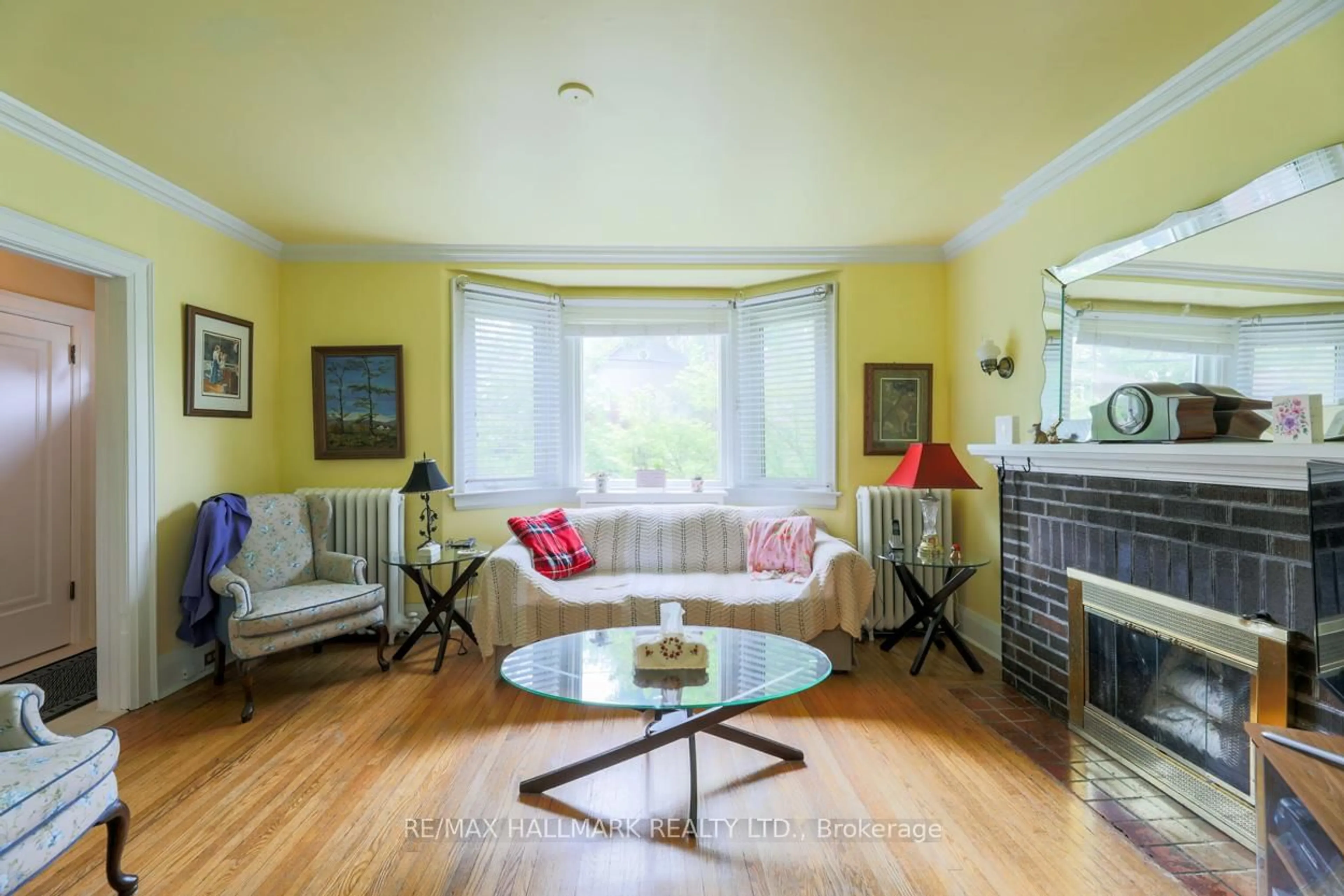 Living room with furniture, wood/laminate floor for 27 Queensbury Ave, Toronto Ontario M1N 2X8