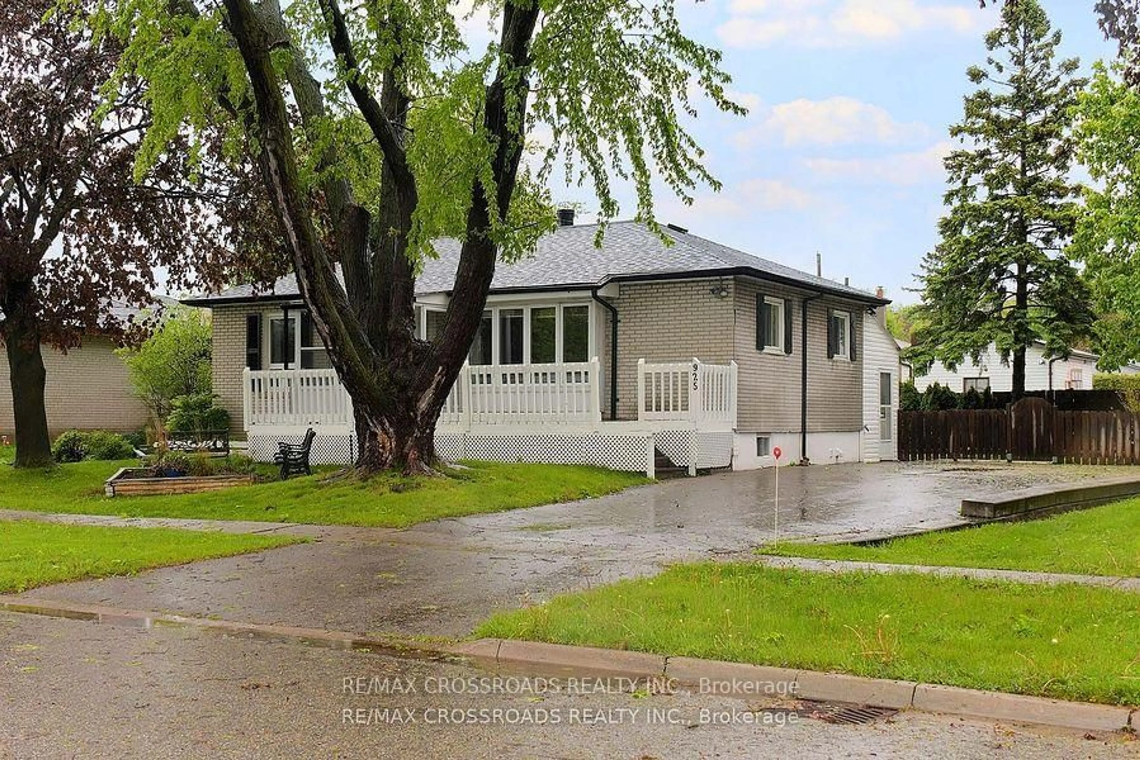 Home with vinyl exterior material, street for 925 Annes St, Whitby Ontario L1N 5K7