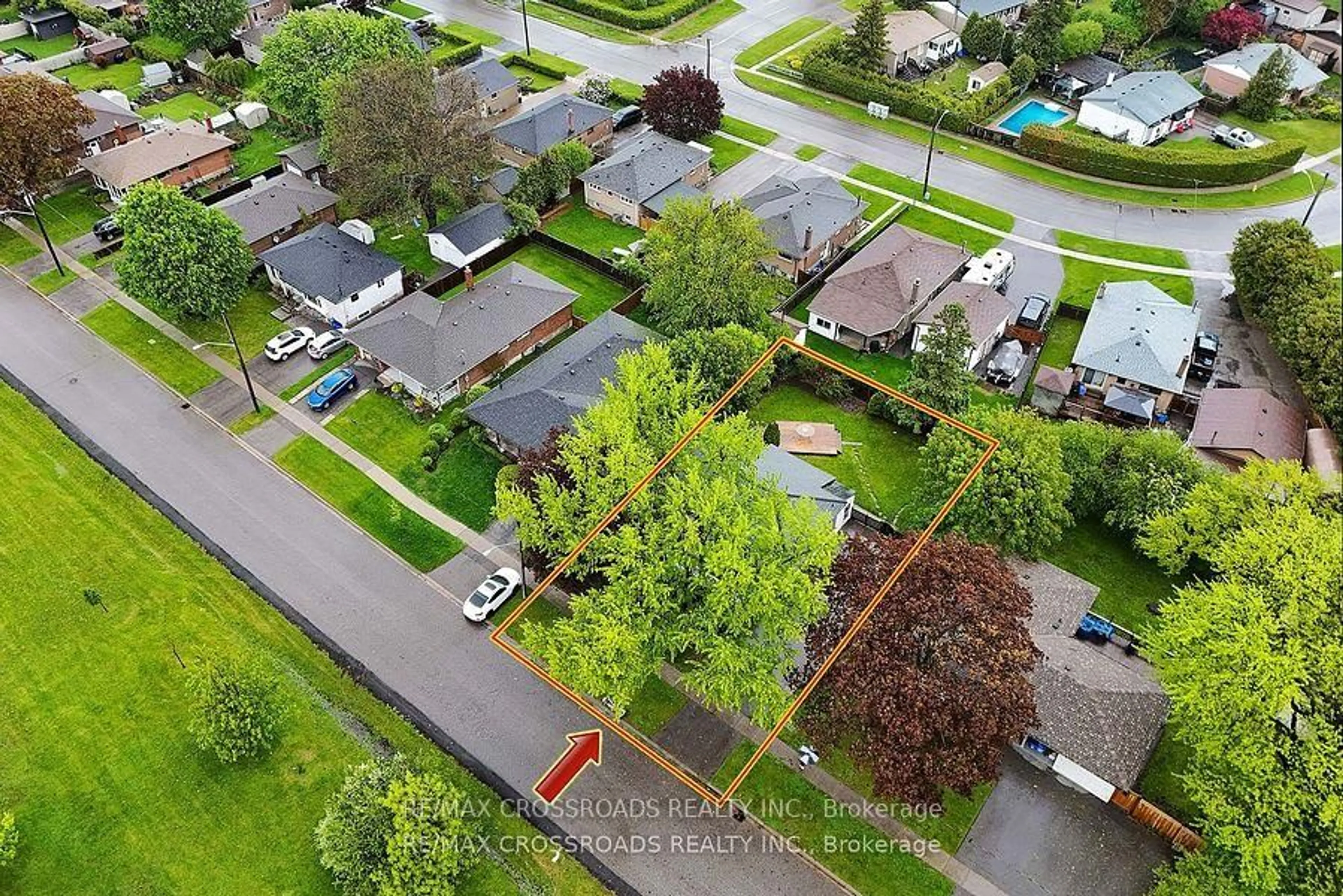 A pic from outside/outdoor area/front of a property/back of a property/a pic from drone, street for 925 Annes St, Whitby Ontario L1N 5K7