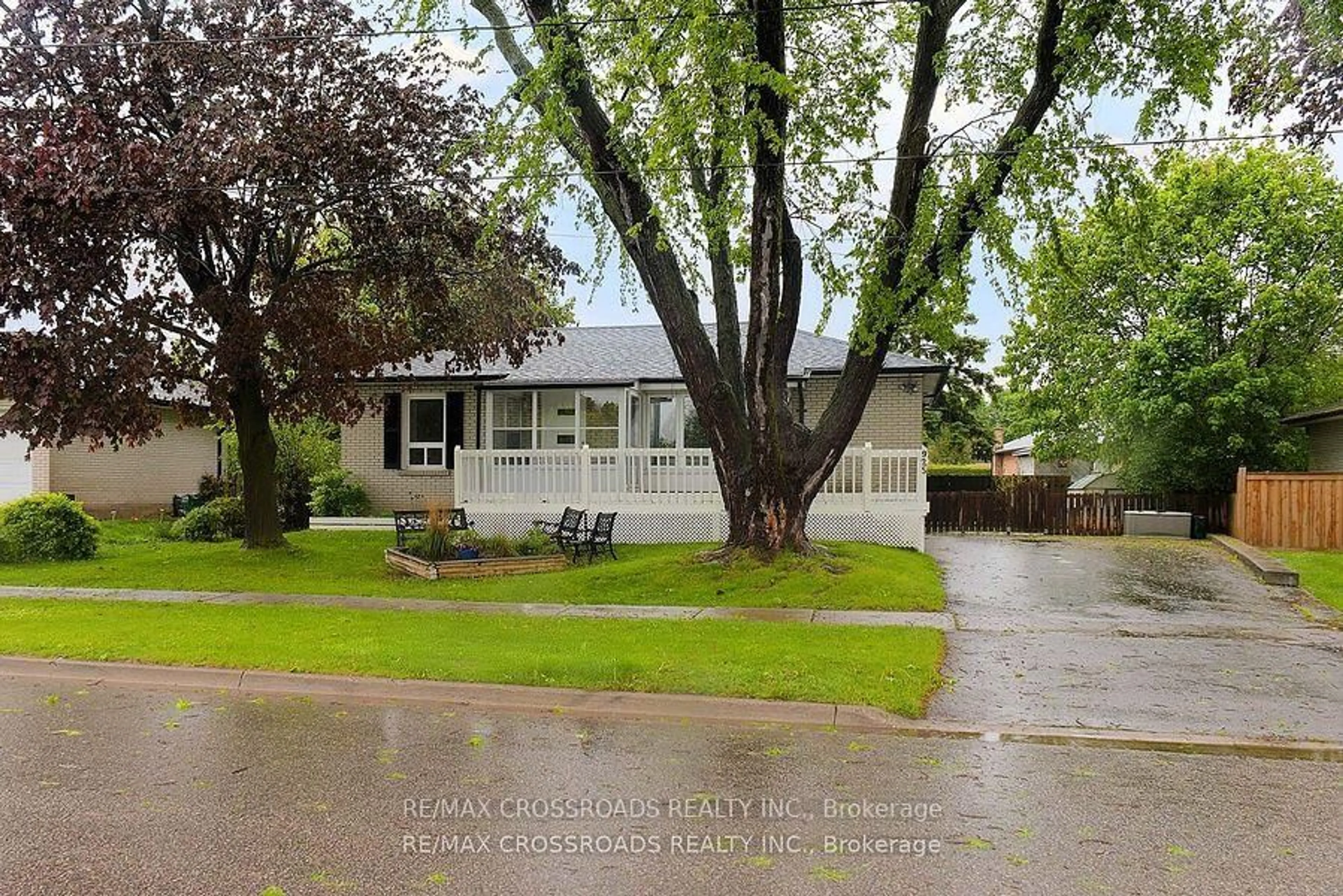 Home with vinyl exterior material, street for 925 Annes St, Whitby Ontario L1N 5K7