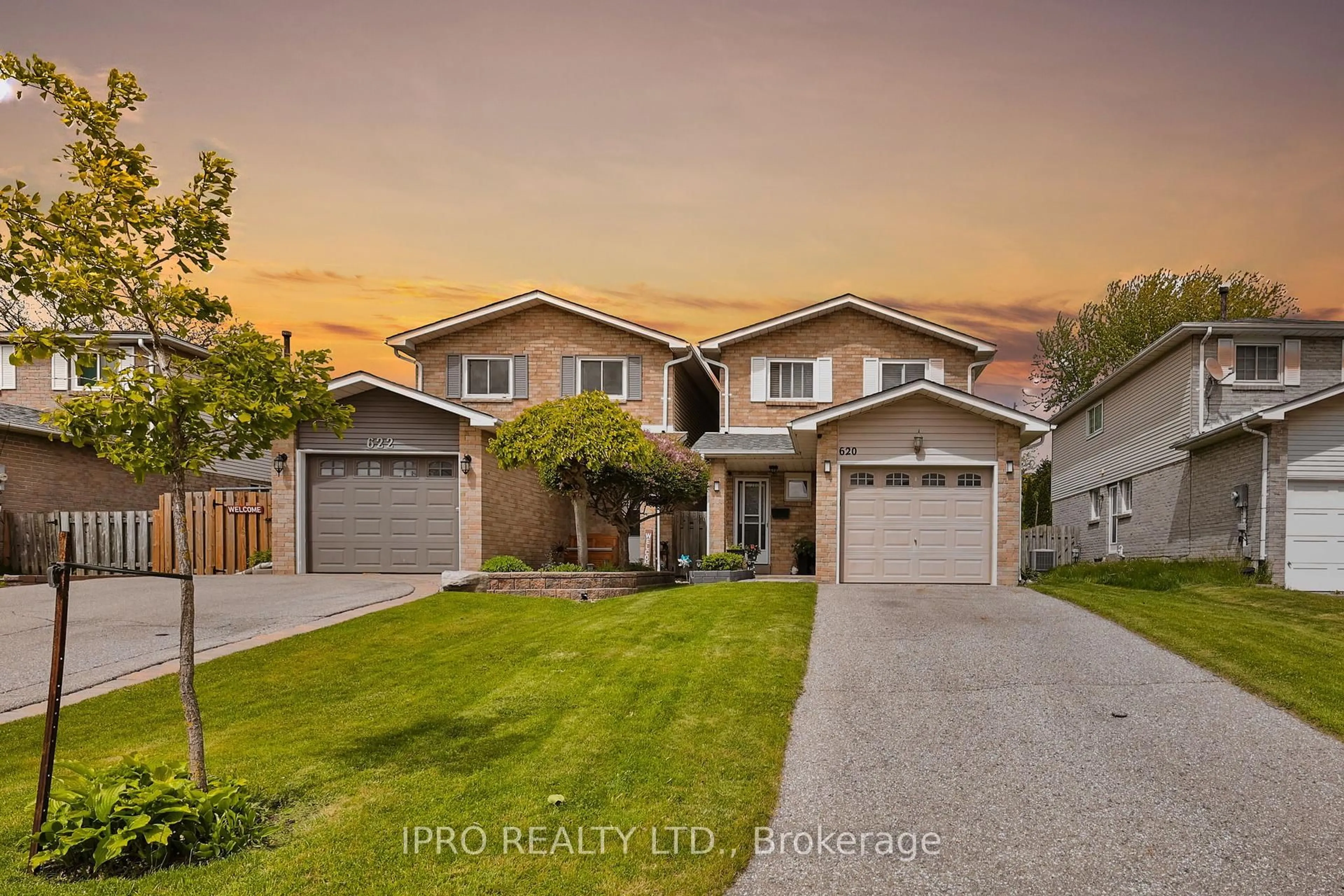 A pic from outside/outdoor area/front of a property/back of a property/a pic from drone, street for 620 Down Cres, Oshawa Ontario L1H 8K4