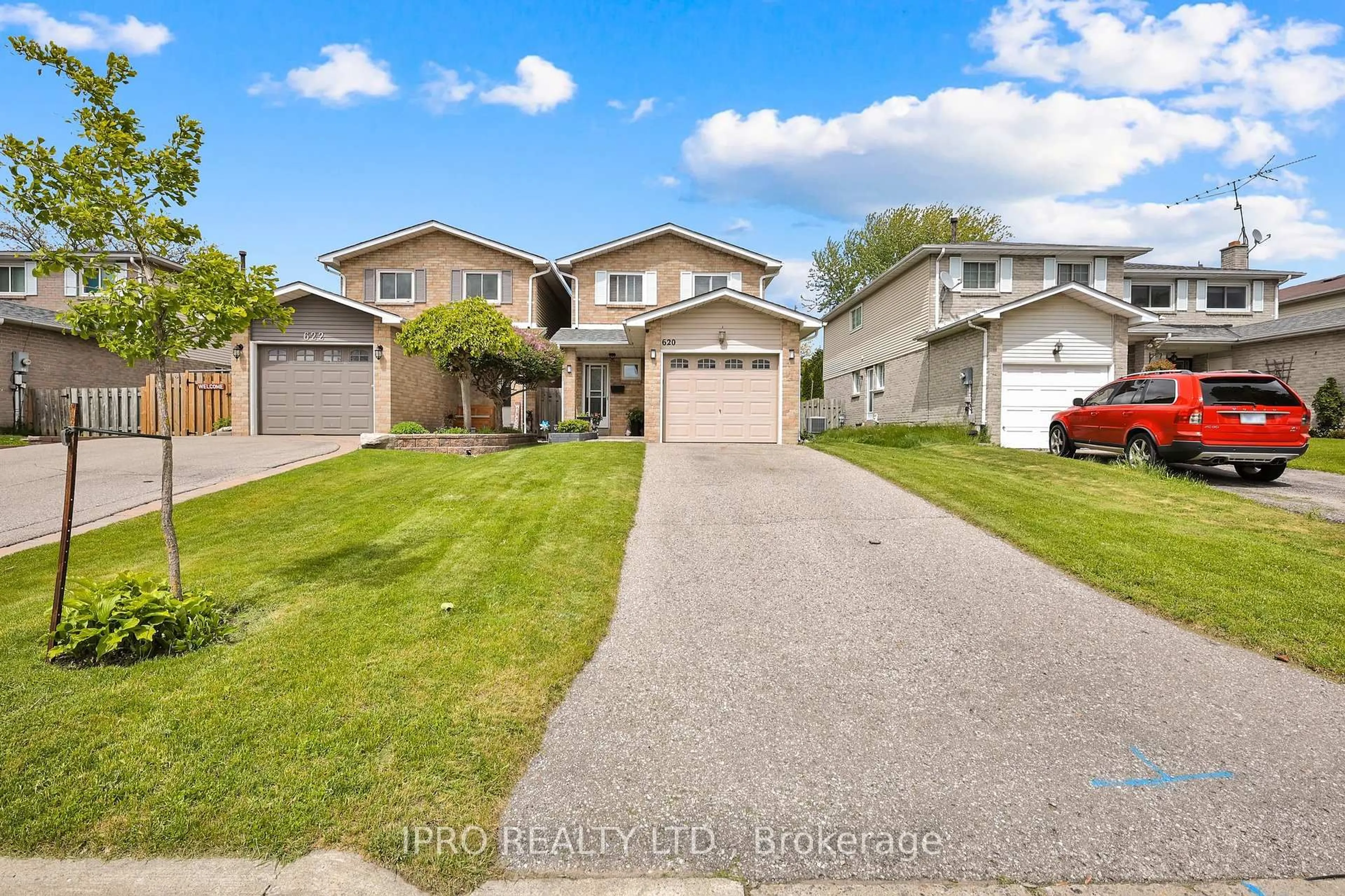 A pic from outside/outdoor area/front of a property/back of a property/a pic from drone, street for 620 Down Cres, Oshawa Ontario L1H 8K4