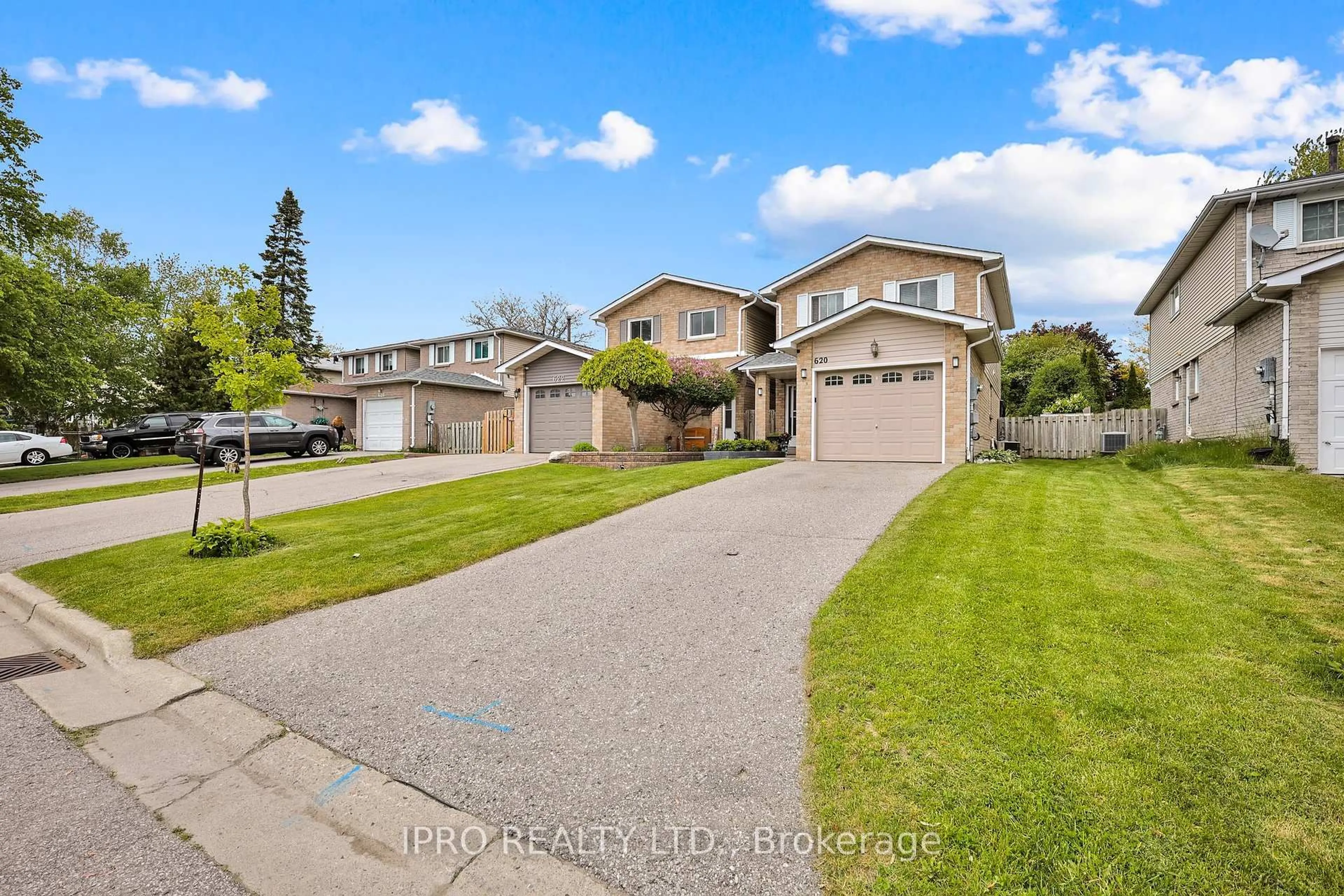 A pic from outside/outdoor area/front of a property/back of a property/a pic from drone, street for 620 Down Cres, Oshawa Ontario L1H 8K4