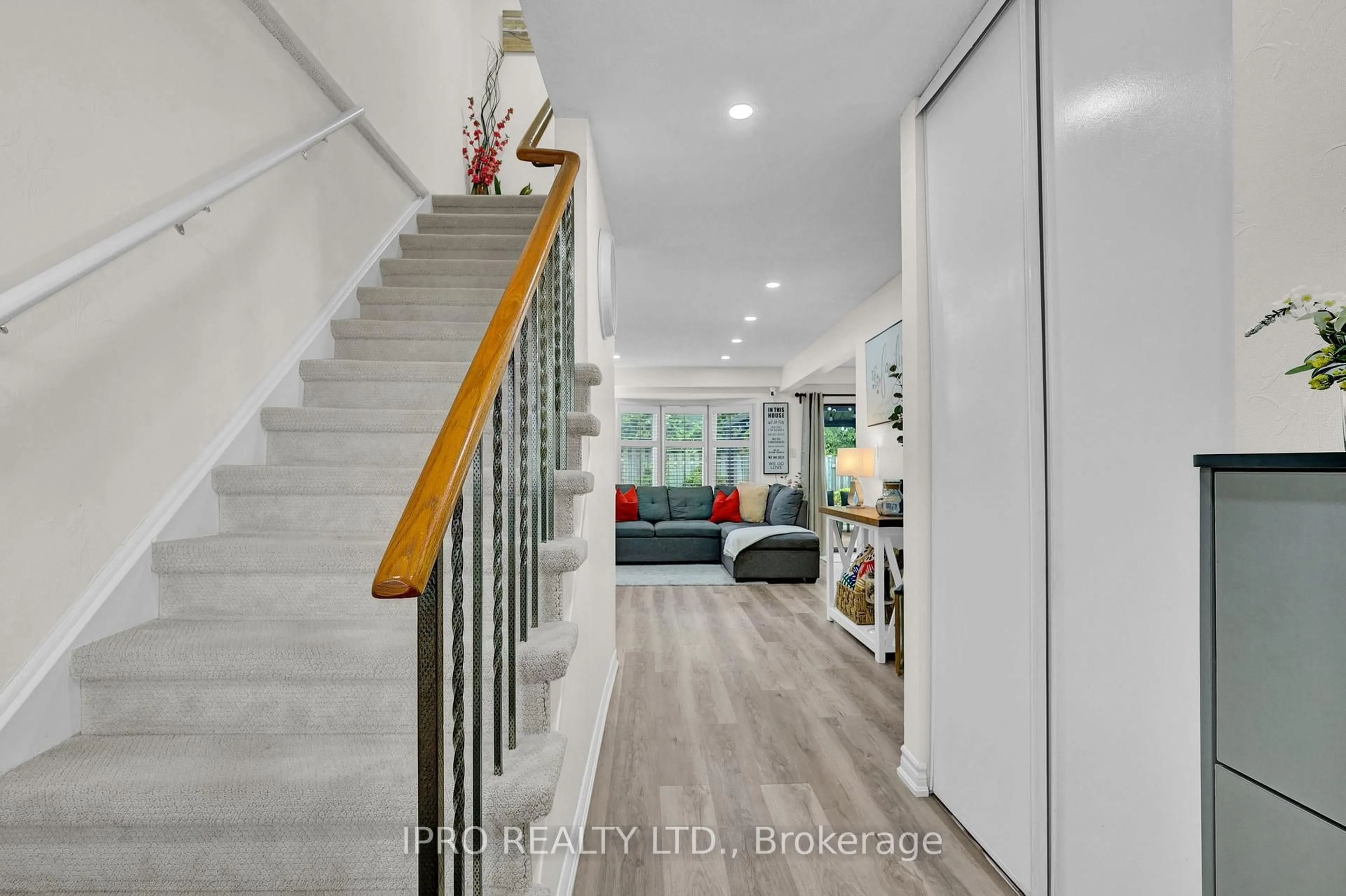 Indoor entryway for 620 Down Cres, Oshawa Ontario L1H 8K4