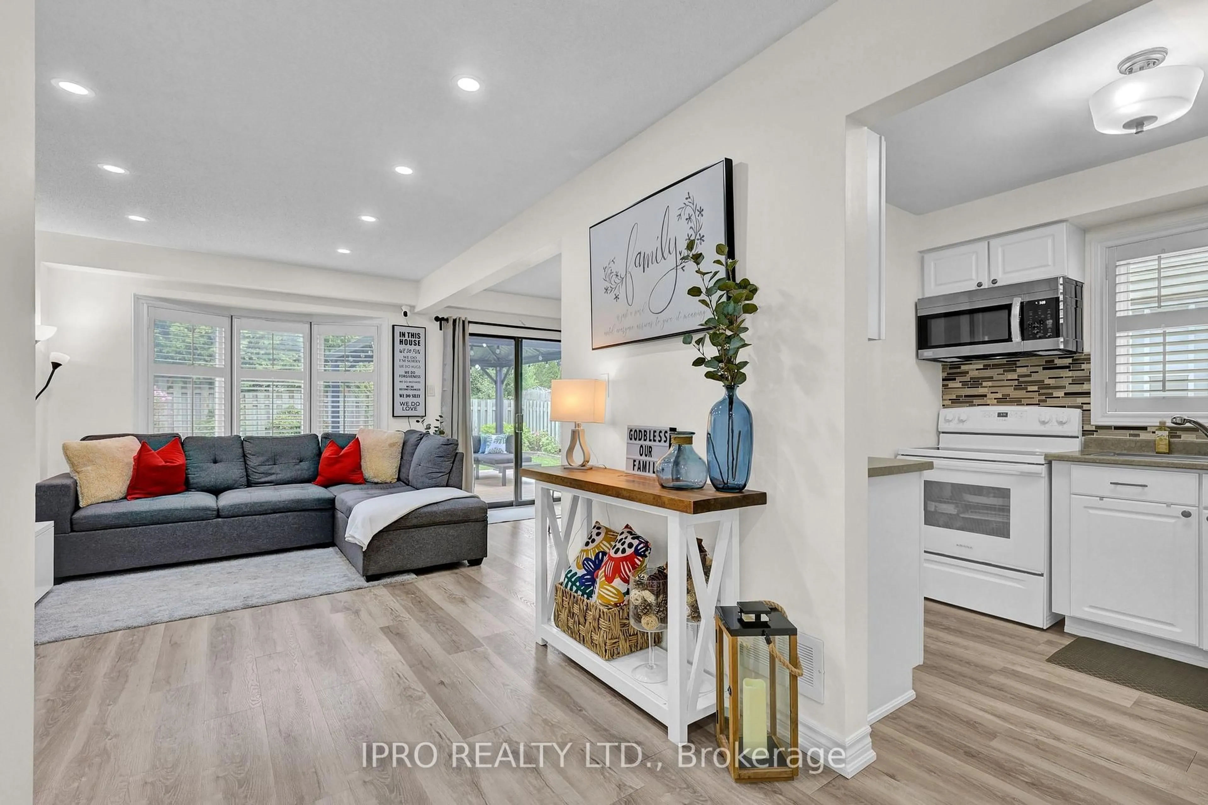 Open concept kitchen, unknown for 620 Down Cres, Oshawa Ontario L1H 8K4