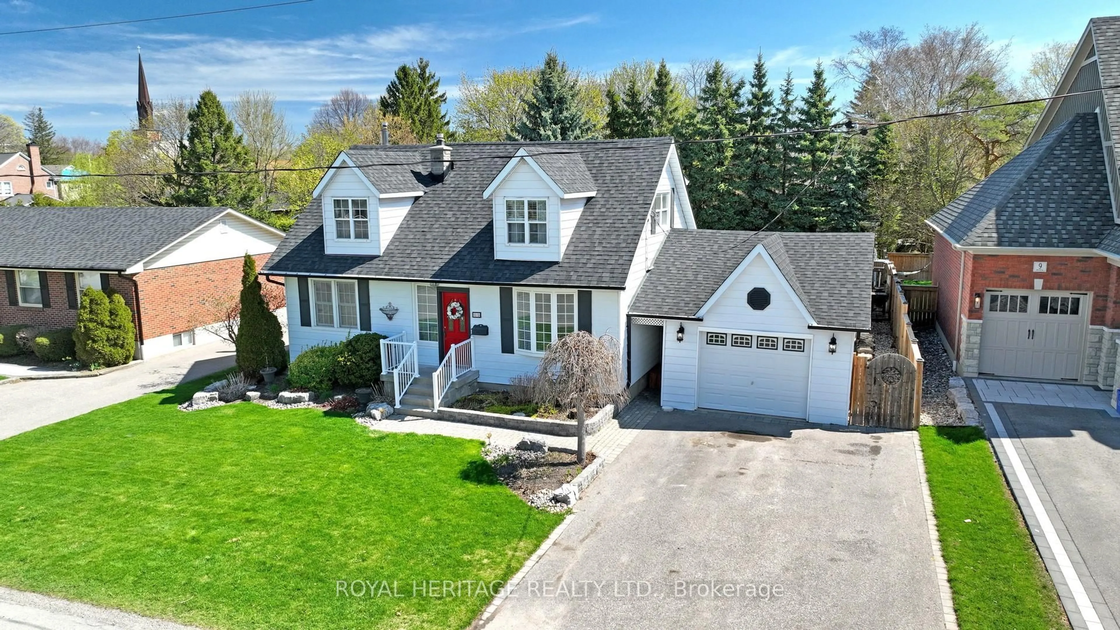 A pic from outside/outdoor area/front of a property/back of a property/a pic from drone, street for 11 Durham St, Whitby Ontario L1M 1A5