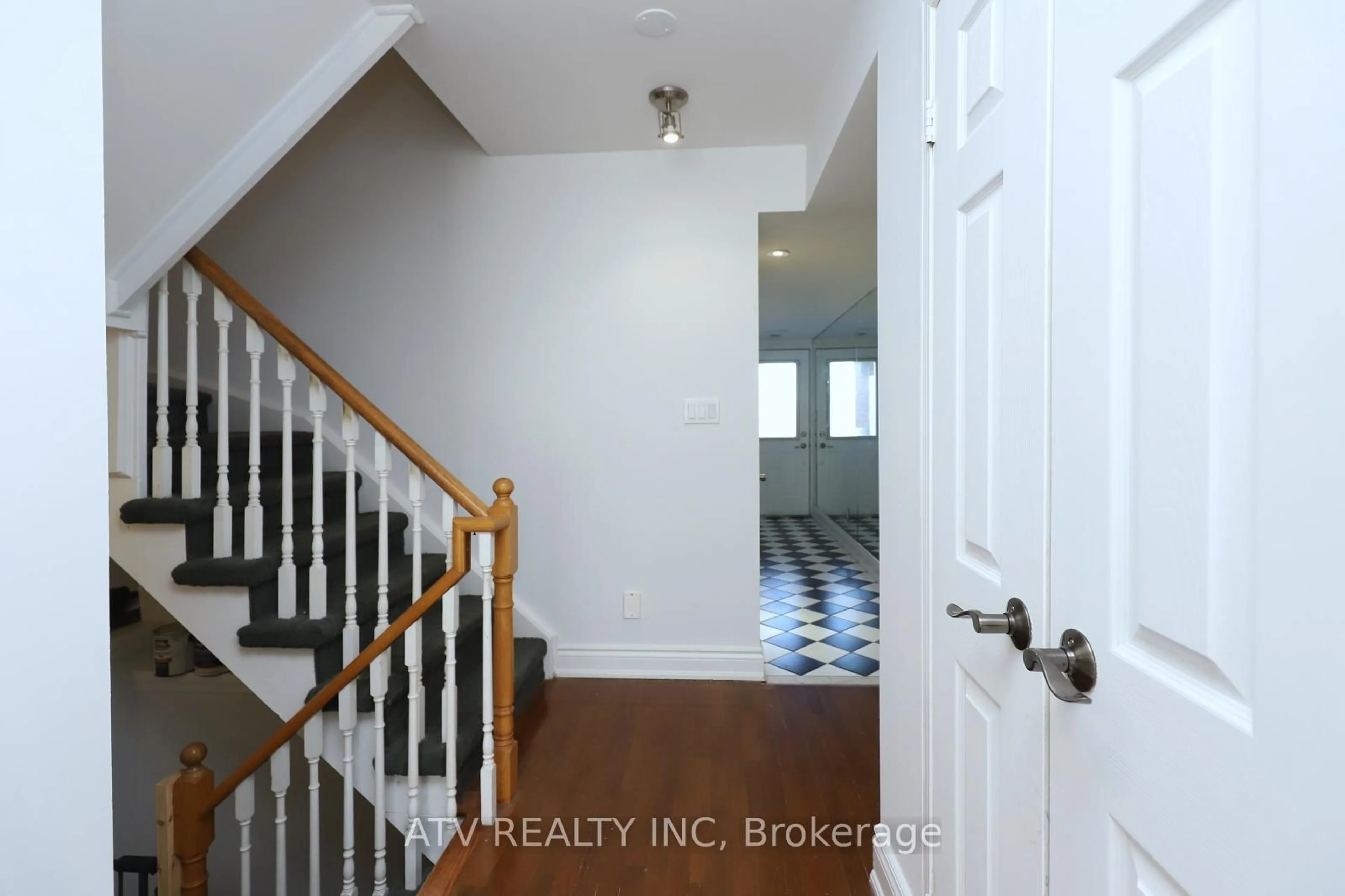 Indoor entryway for 2523 Gerrard St, Toronto Ontario M1N 1W9
