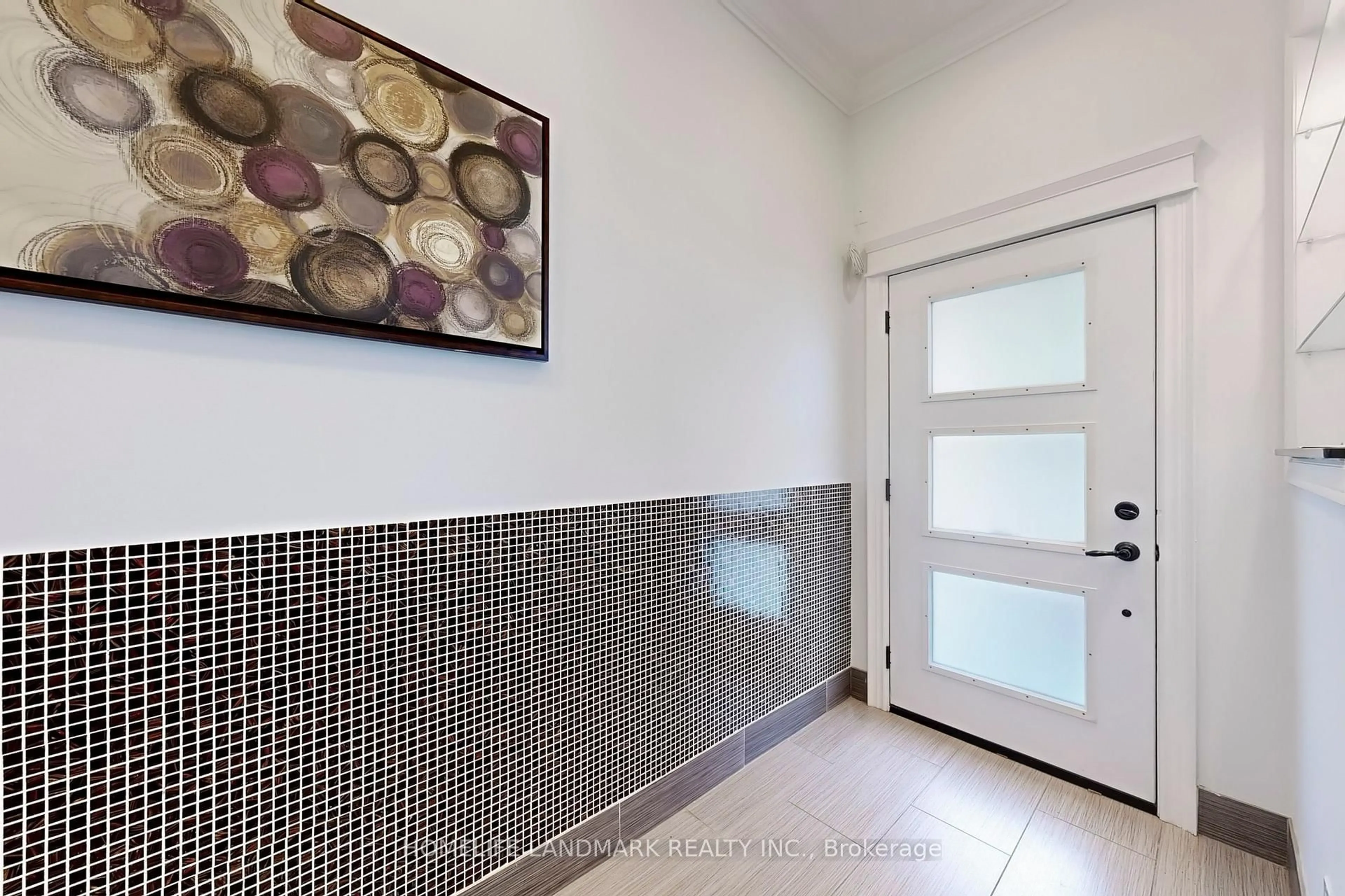 Indoor entryway for 692 Gerrard St, Toronto Ontario M4M 1Y3