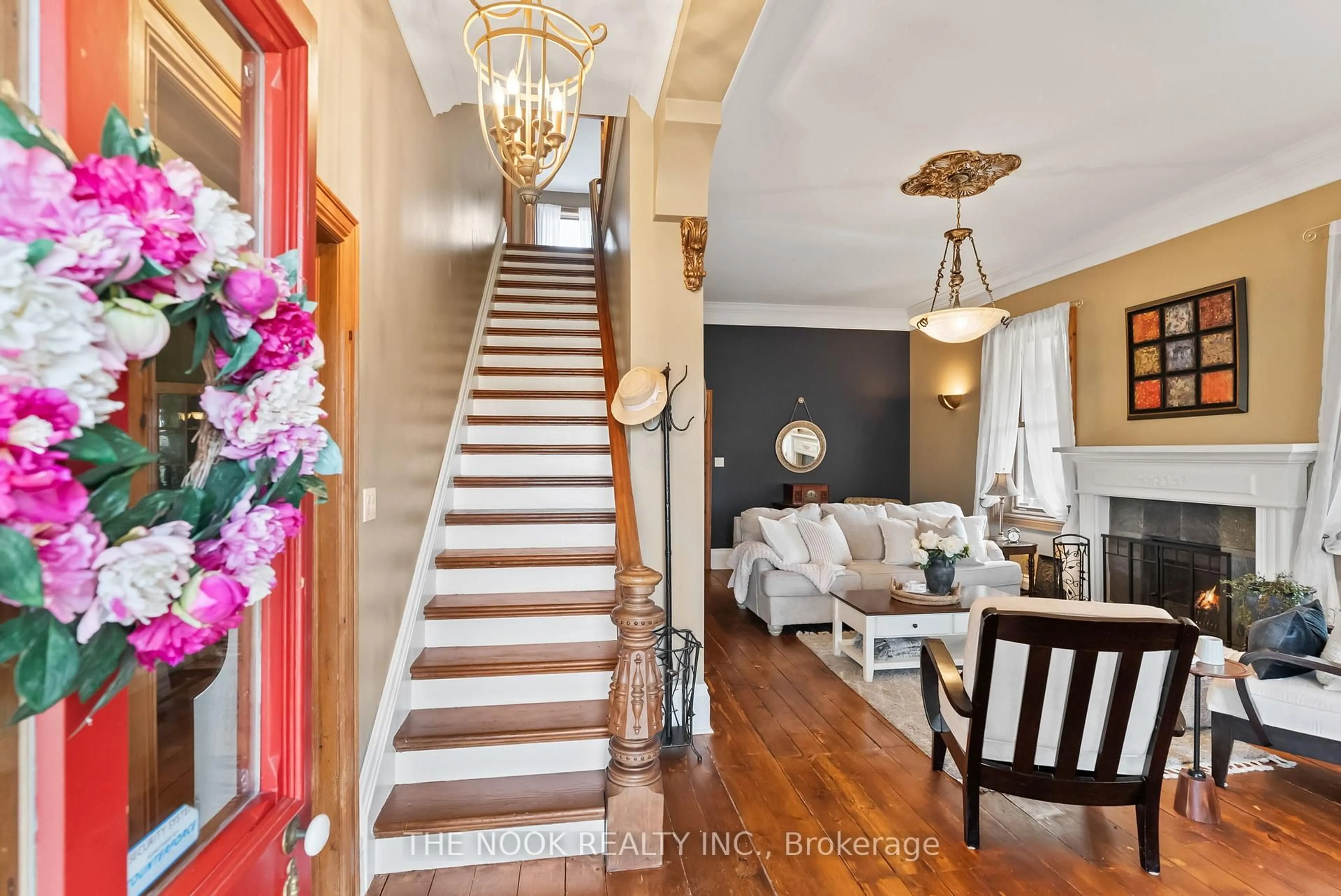 Indoor foyer for 227 Scugog St, Clarington Ontario L1C 3J9
