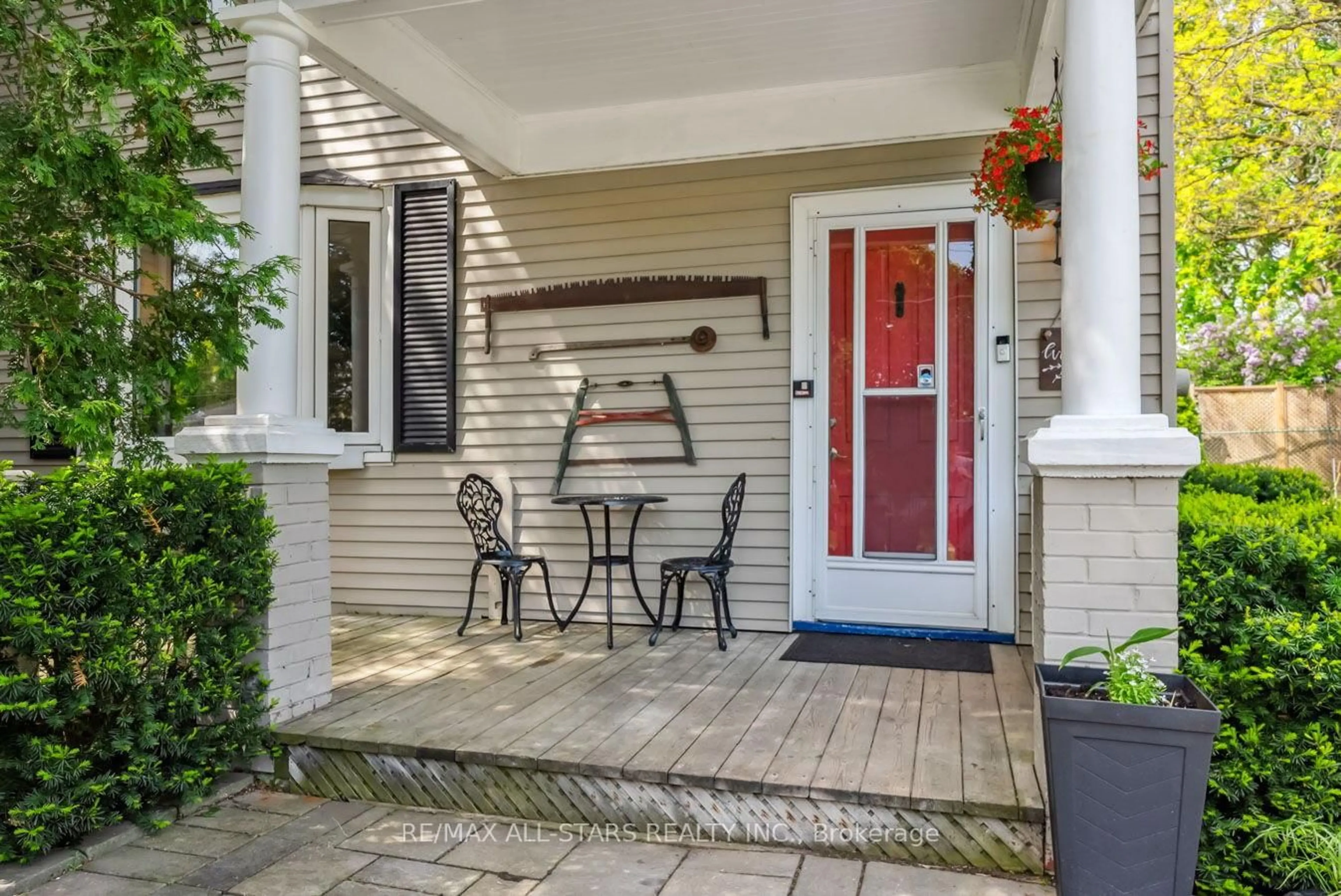 Indoor entryway for 267 North St, Scugog Ontario L9L 1B7