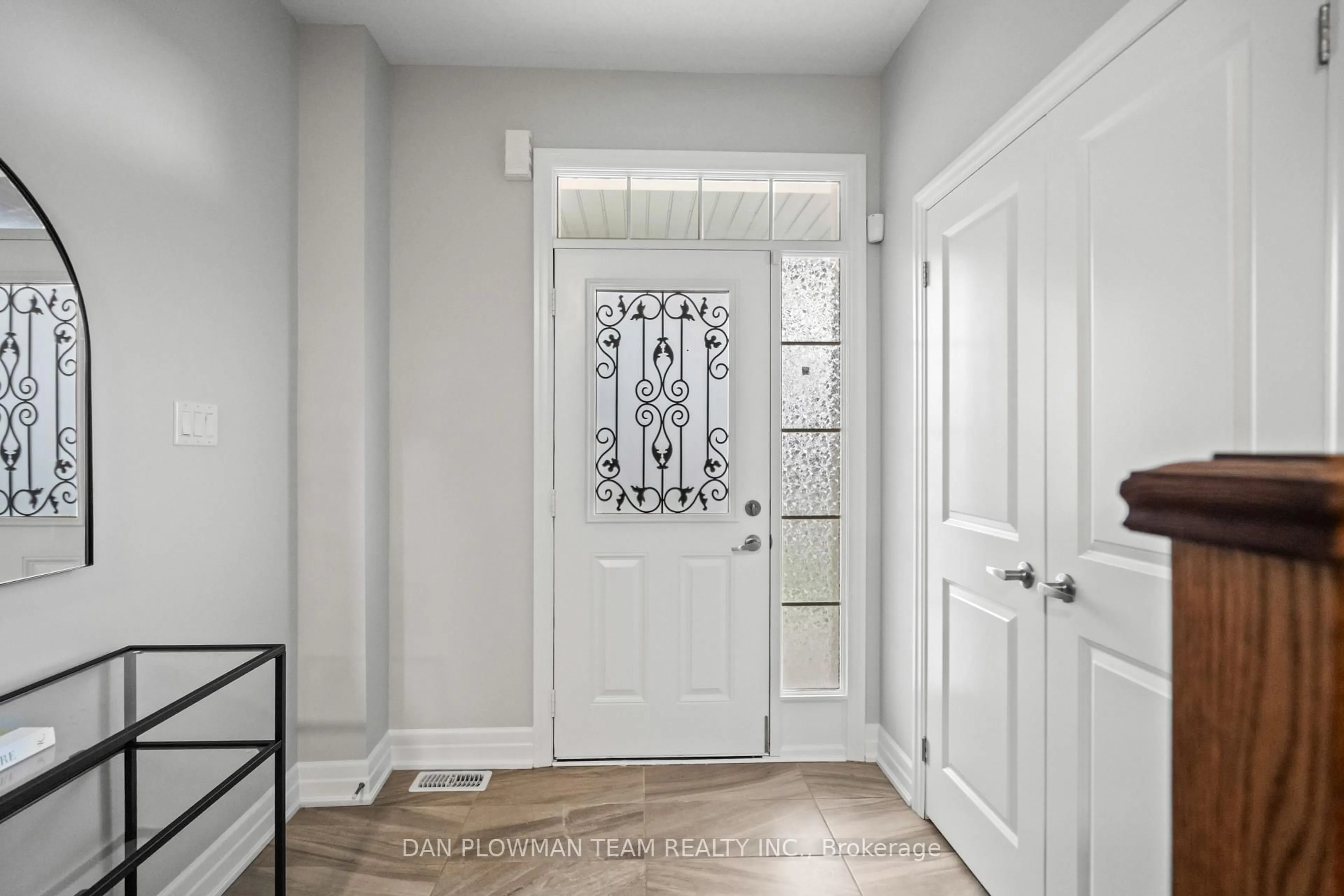 Indoor entryway for 527 Halo St, Oshawa Ontario L1L 0H9