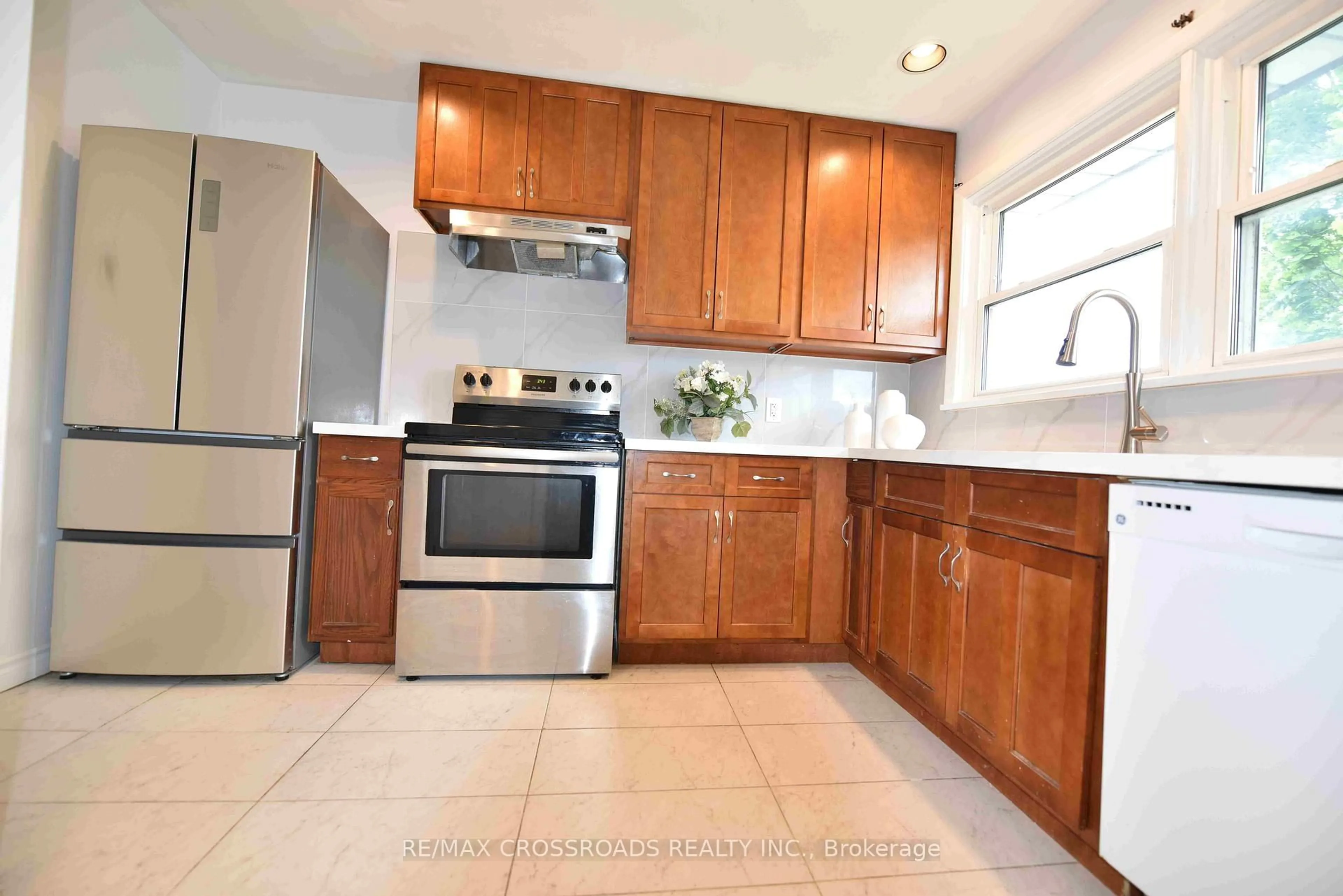 Standard kitchen, ceramic/tile floor for 512 Wilson Rd, Oshawa Ontario L1H 6E2