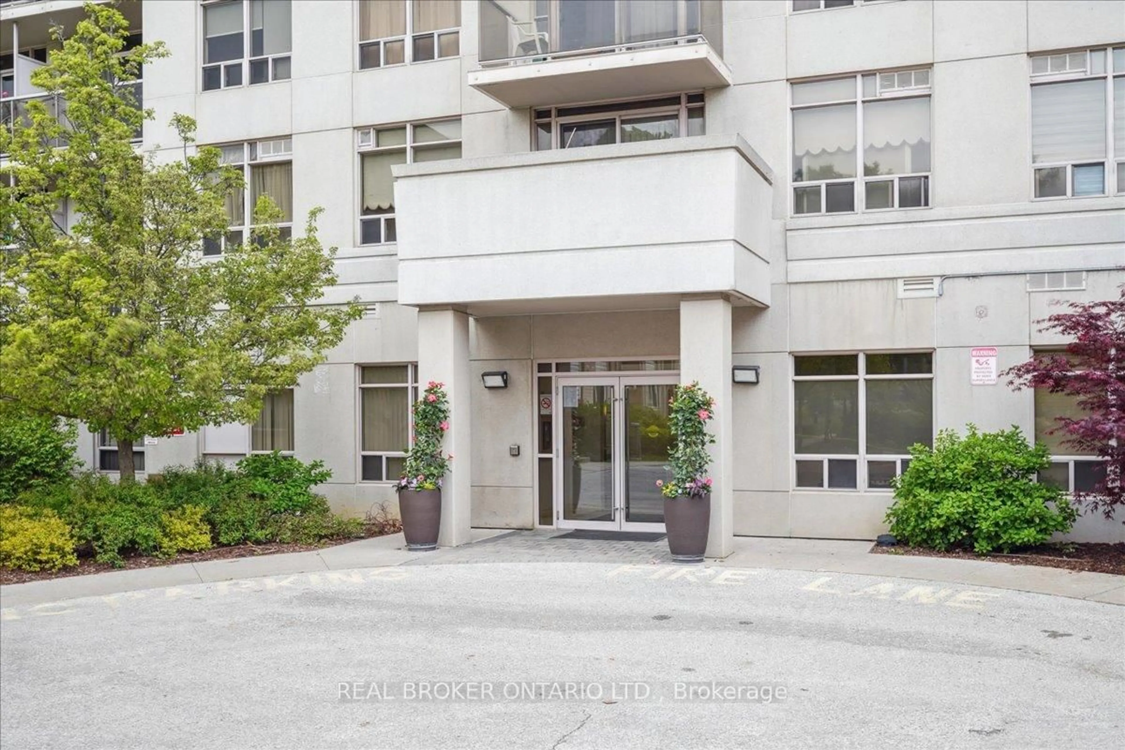 Indoor foyer for 3650 Kingston Rd #926, Toronto Ontario M1M 3X9