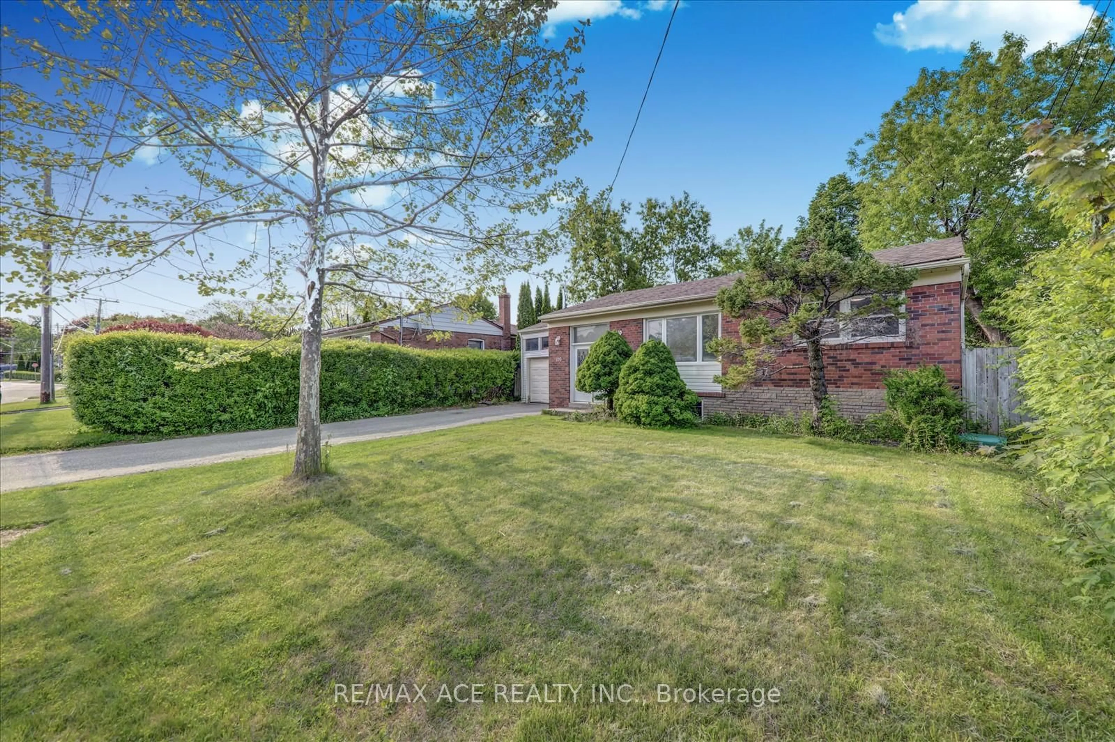 A pic from outside/outdoor area/front of a property/back of a property/a pic from drone, street for 109 Seminole Ave, Toronto Ontario M1J 1N8