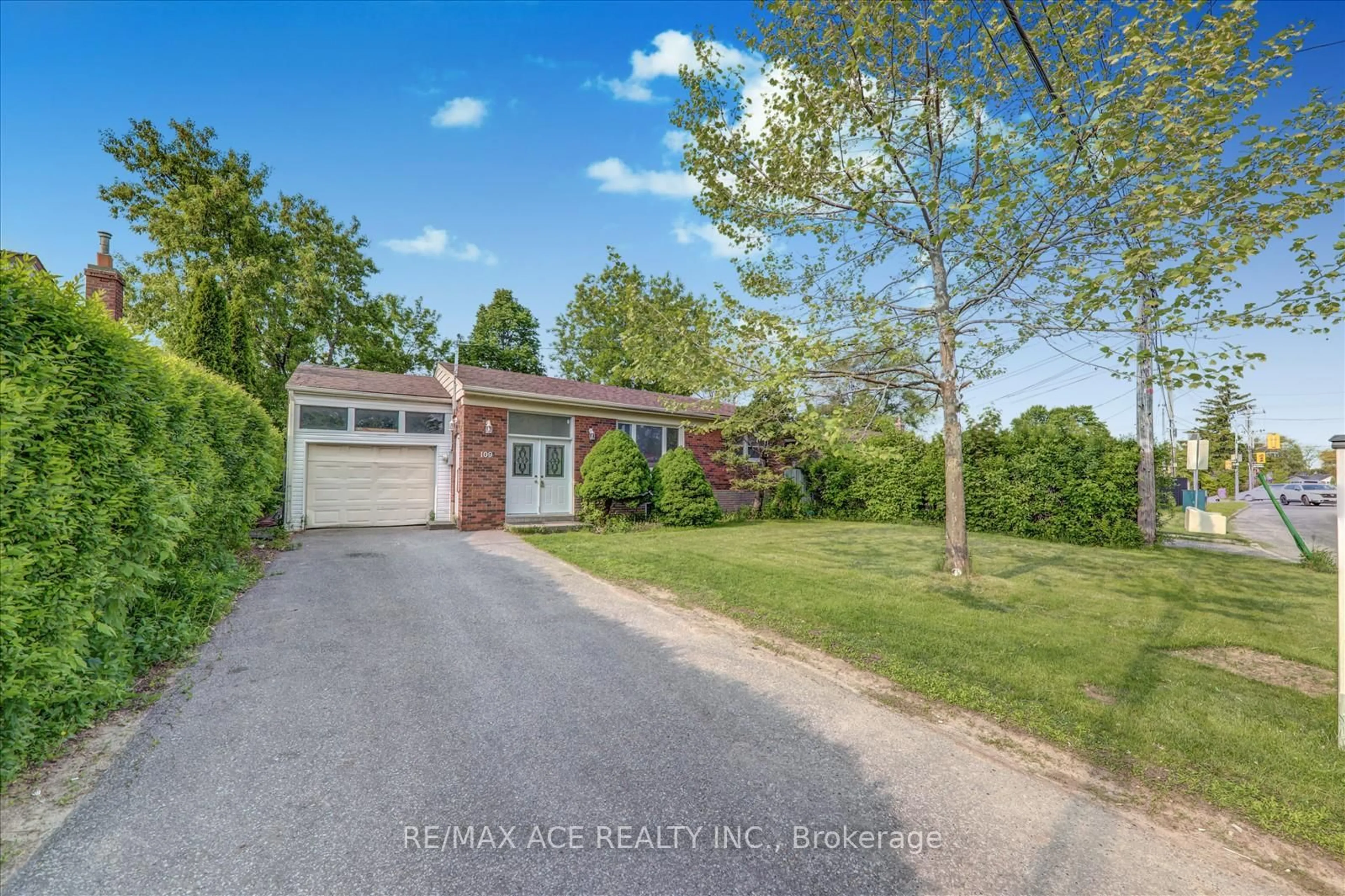 A pic from outside/outdoor area/front of a property/back of a property/a pic from drone, street for 109 Seminole Ave, Toronto Ontario M1J 1N8
