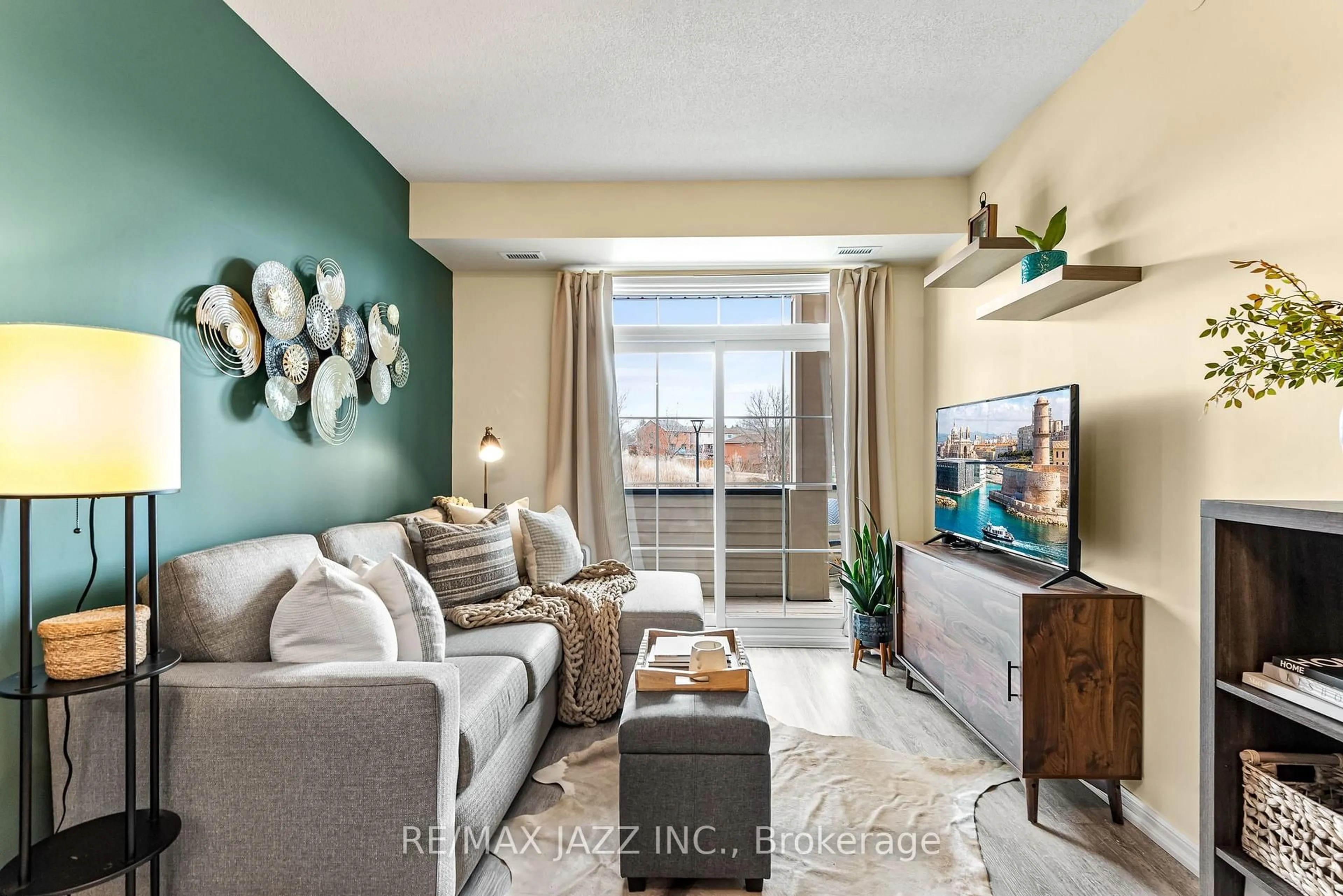 Living room with furniture, unknown for 80 Aspen Springs Dr #222, Clarington Ontario L1C 0V4