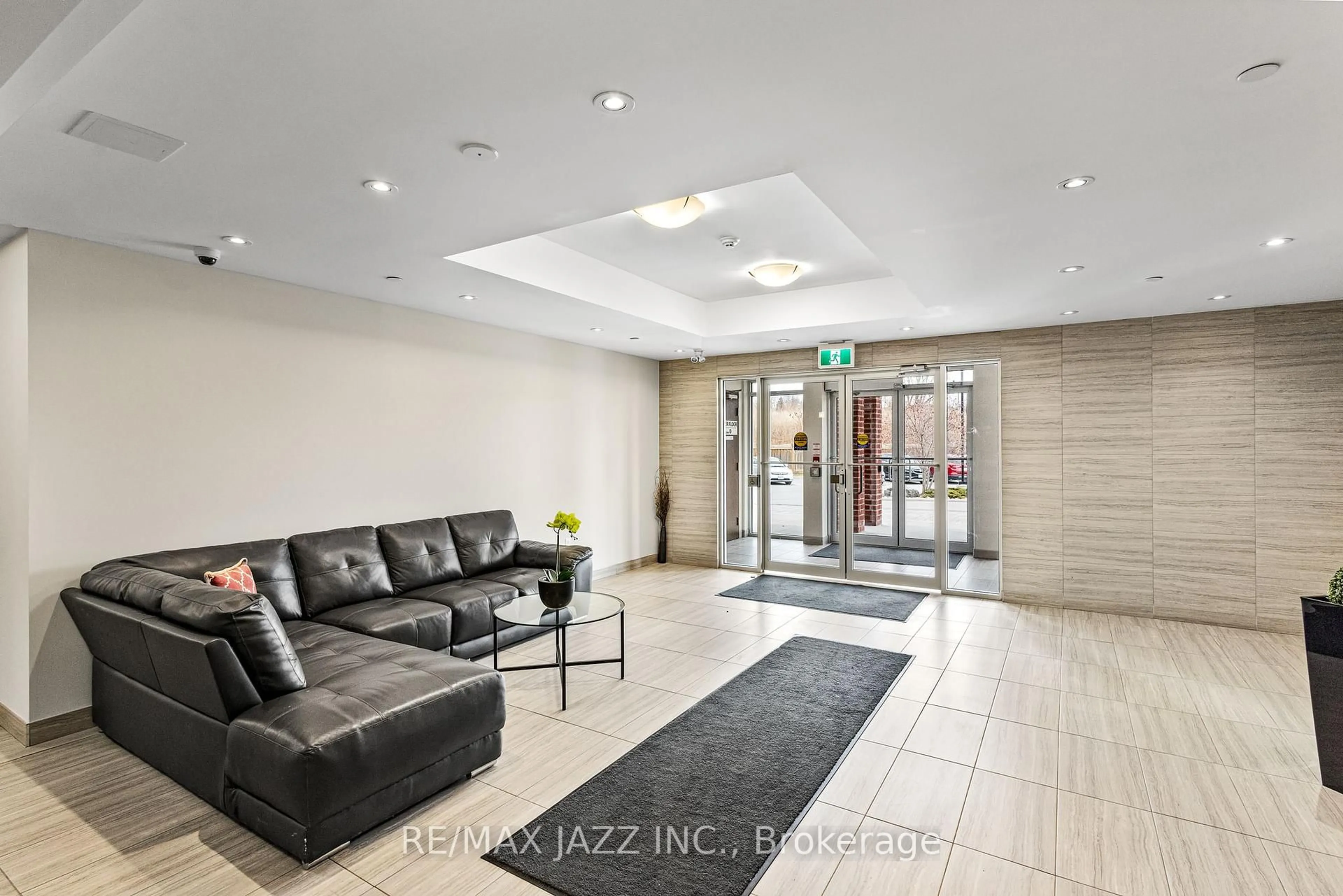 Indoor foyer for 80 Aspen Springs Dr #222, Clarington Ontario L1C 0V4