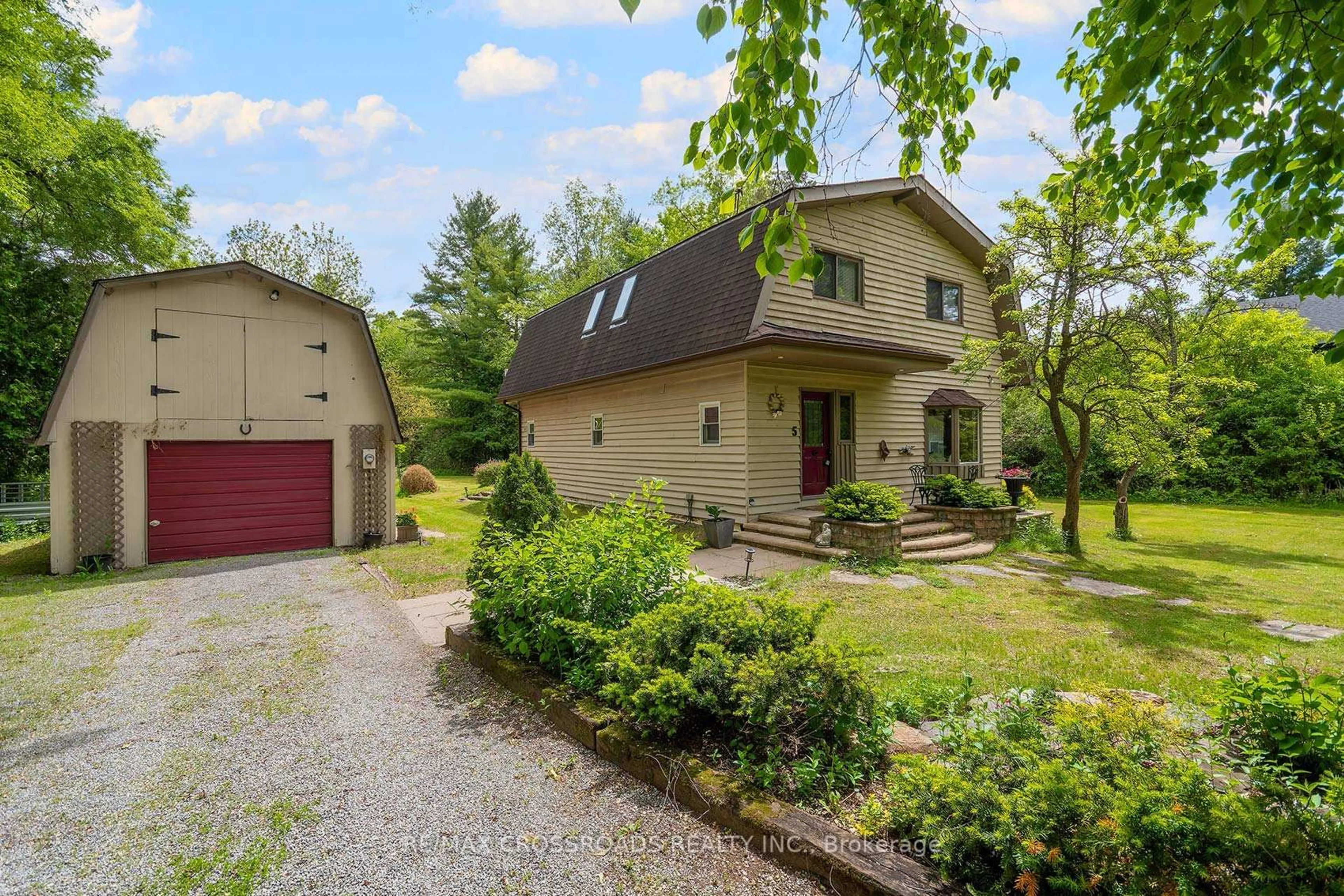 A pic from outside/outdoor area/front of a property/back of a property/a pic from drone, street for 5 Shepherd Rd, Whitby Ontario L1M 1G8