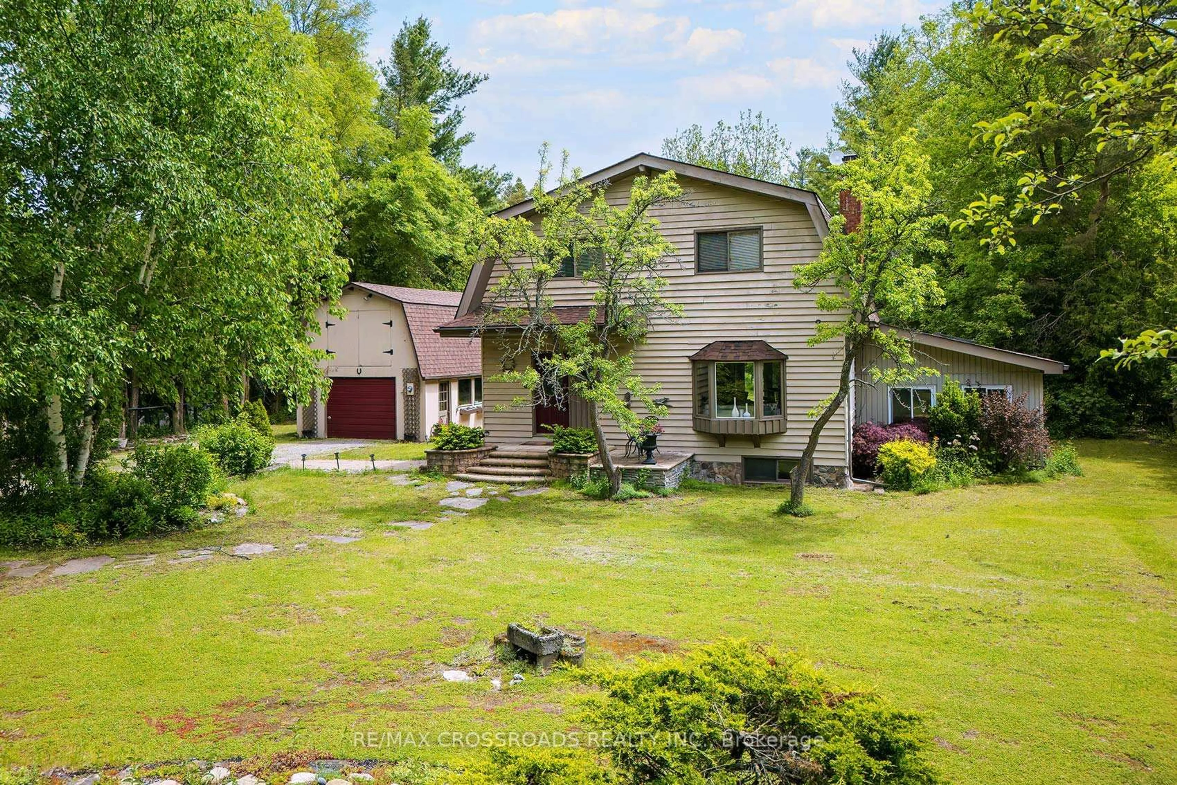 A pic from outside/outdoor area/front of a property/back of a property/a pic from drone, street for 5 Shepherd Rd, Whitby Ontario L1M 1G8
