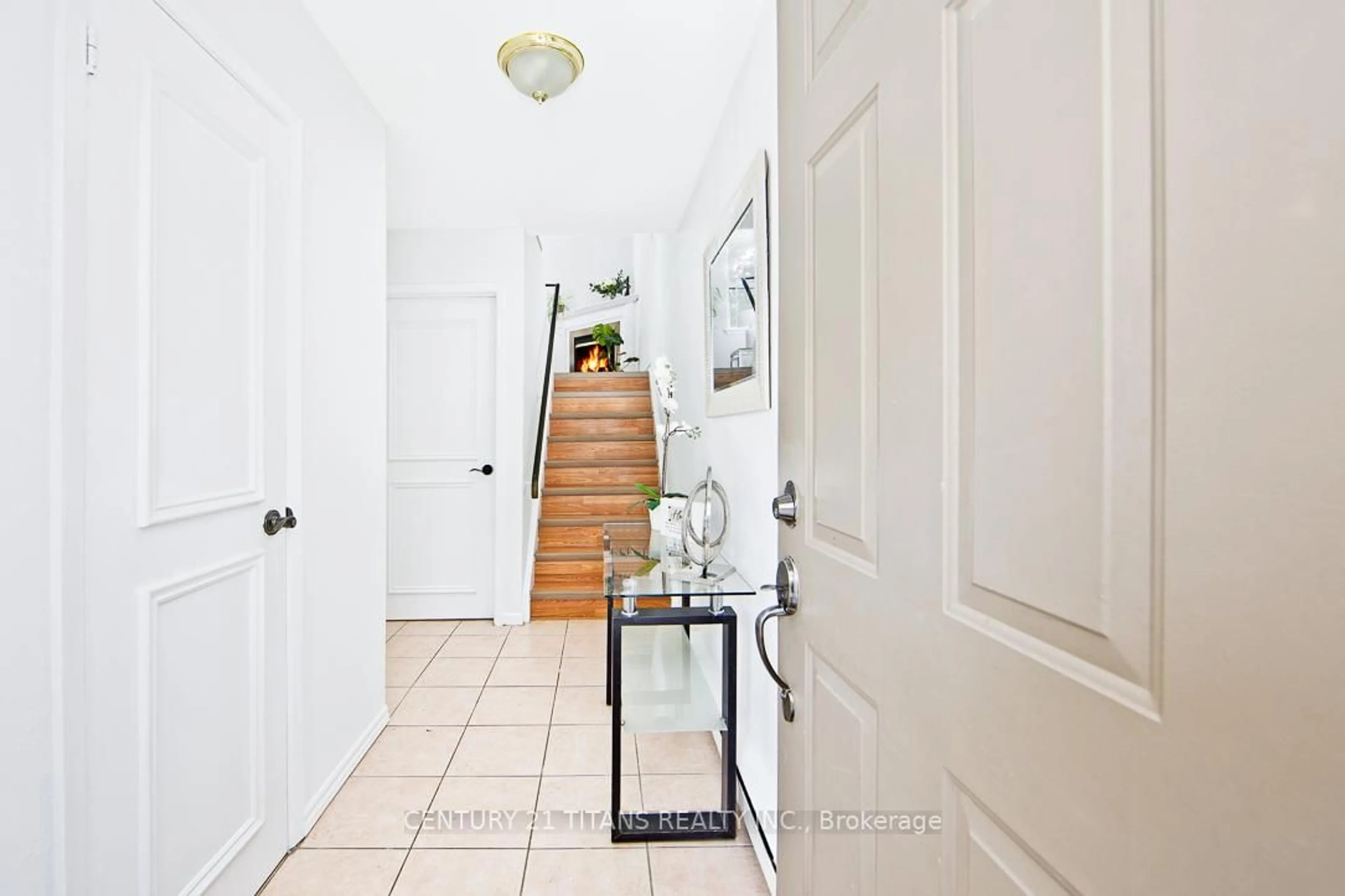 Indoor entryway for 1310 Fieldlight Blvd #32, Pickering Ontario L1V 2Y8
