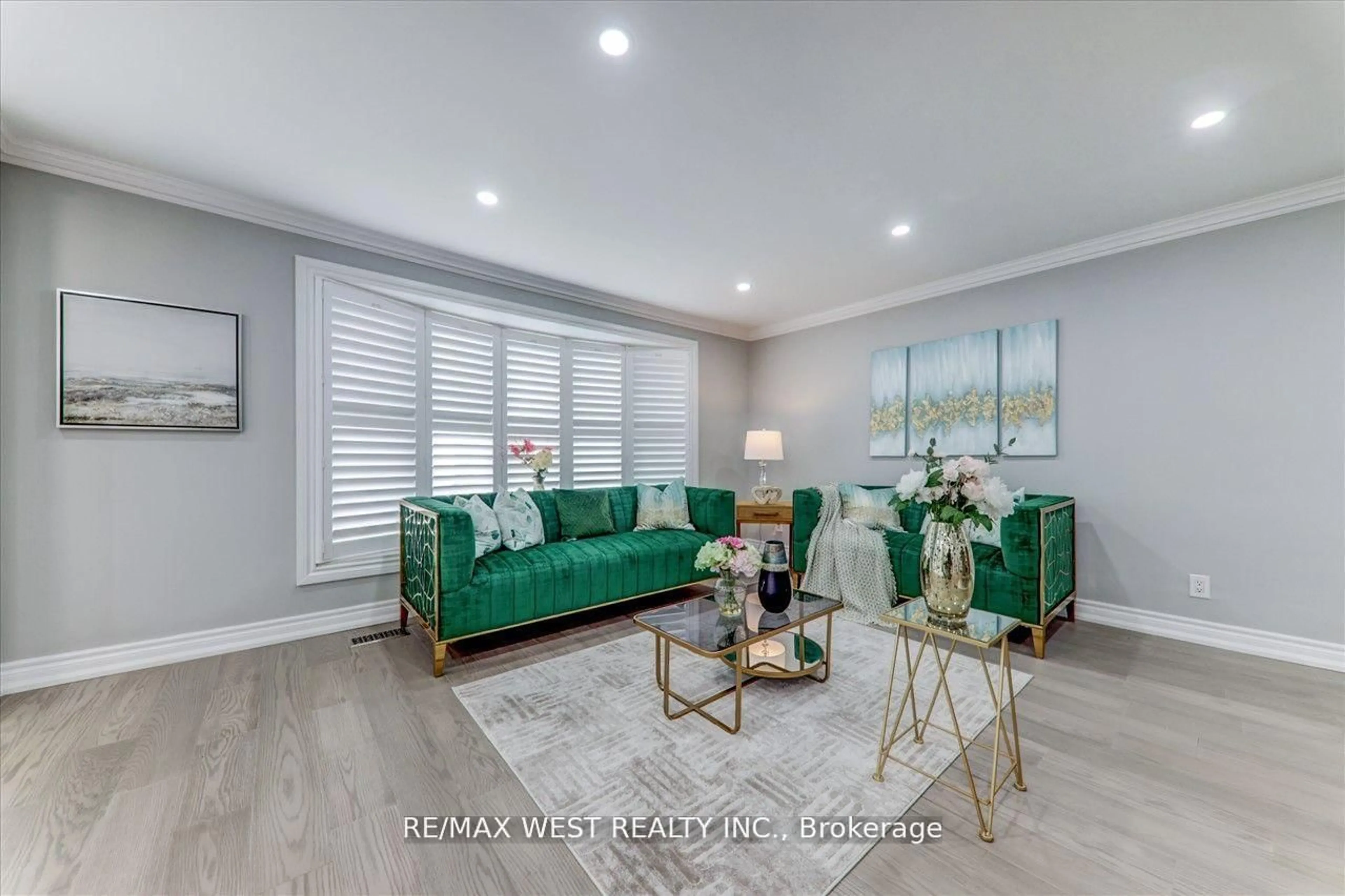 Living room with furniture, wood/laminate floor for 2b Horizon Cres, Toronto Ontario M1T 2G3