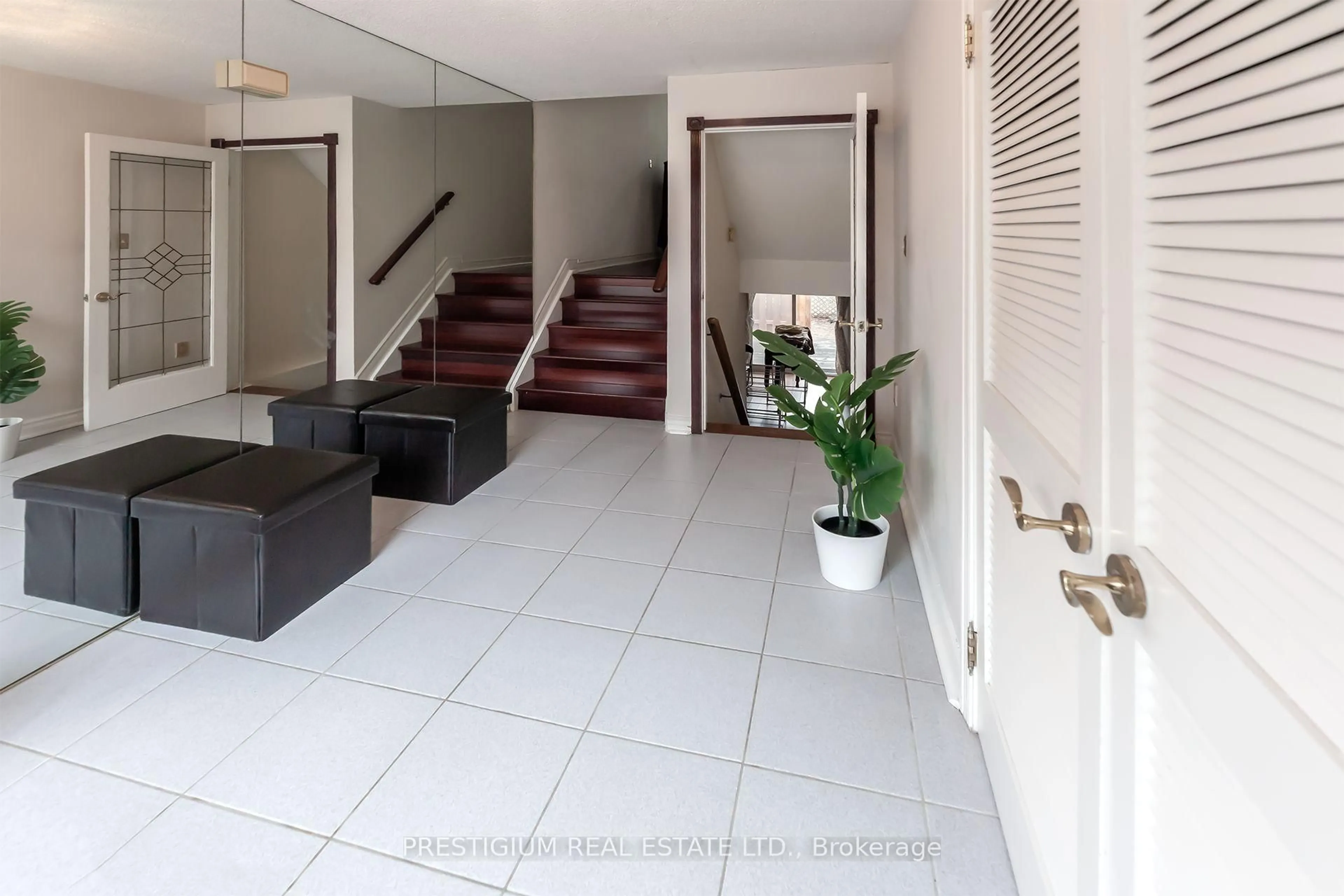Indoor foyer for 25 Cardwell Ave #30, Toronto Ontario M1S 4Y6