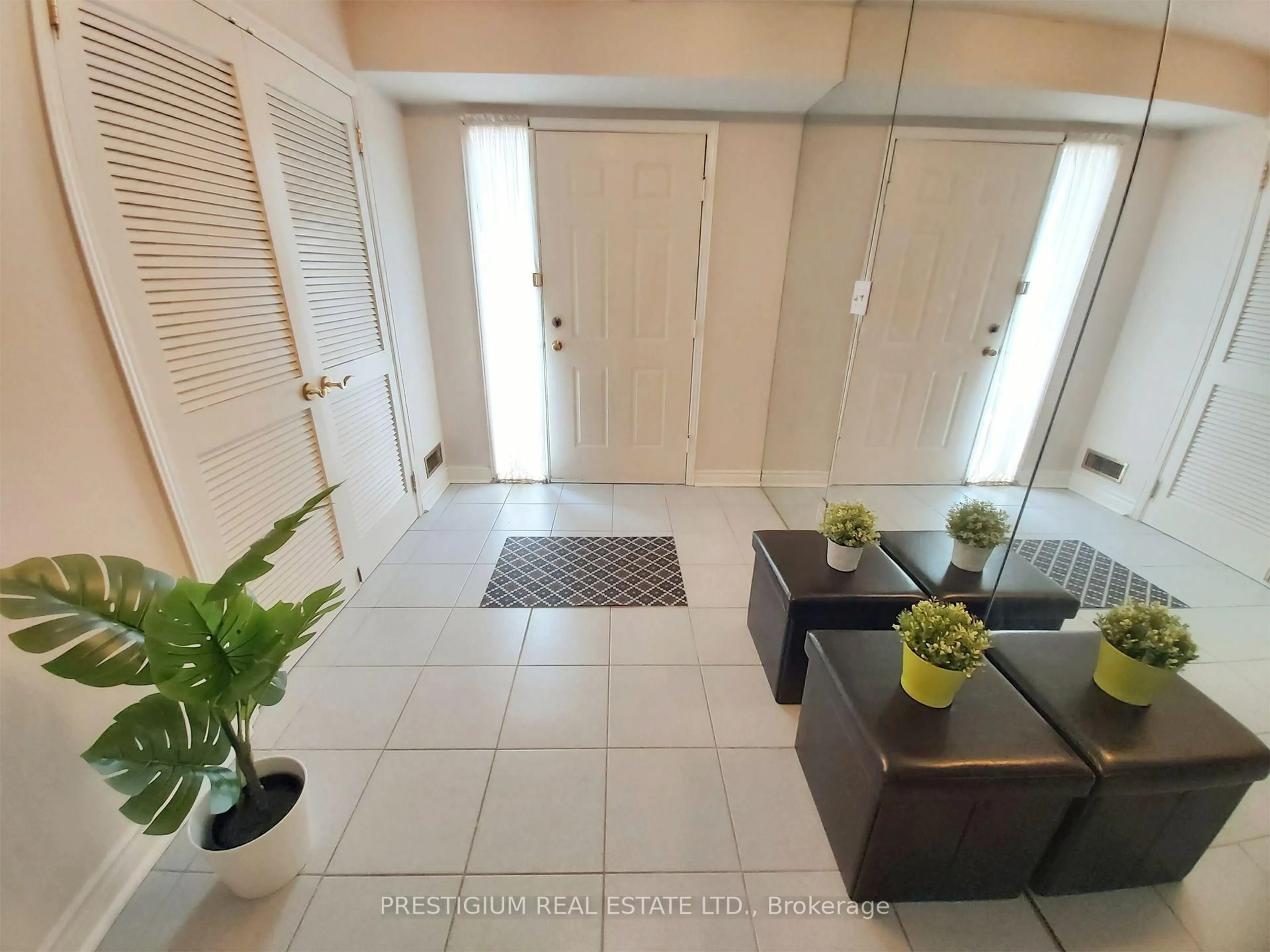 Indoor entryway for 25 Cardwell Ave #30, Toronto Ontario M1S 4Y6