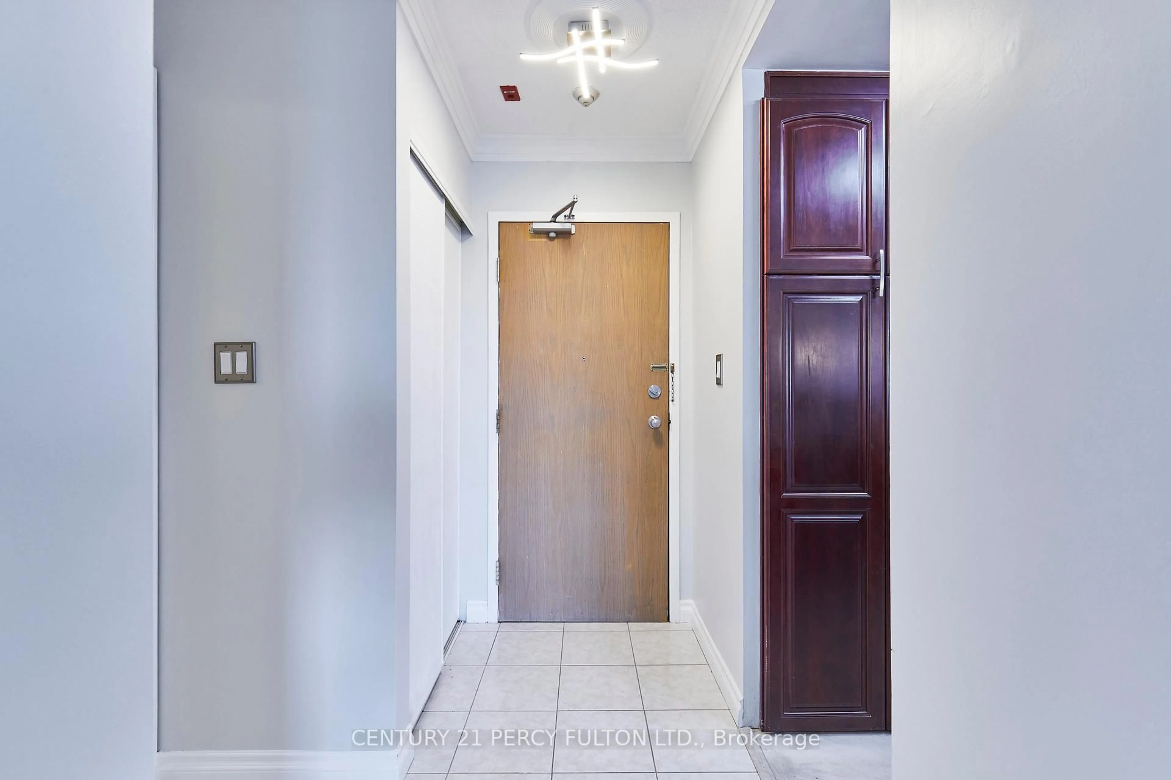 Indoor entryway for 711 Rossland Rd #702, Whitby Ontario L1N 8Z1